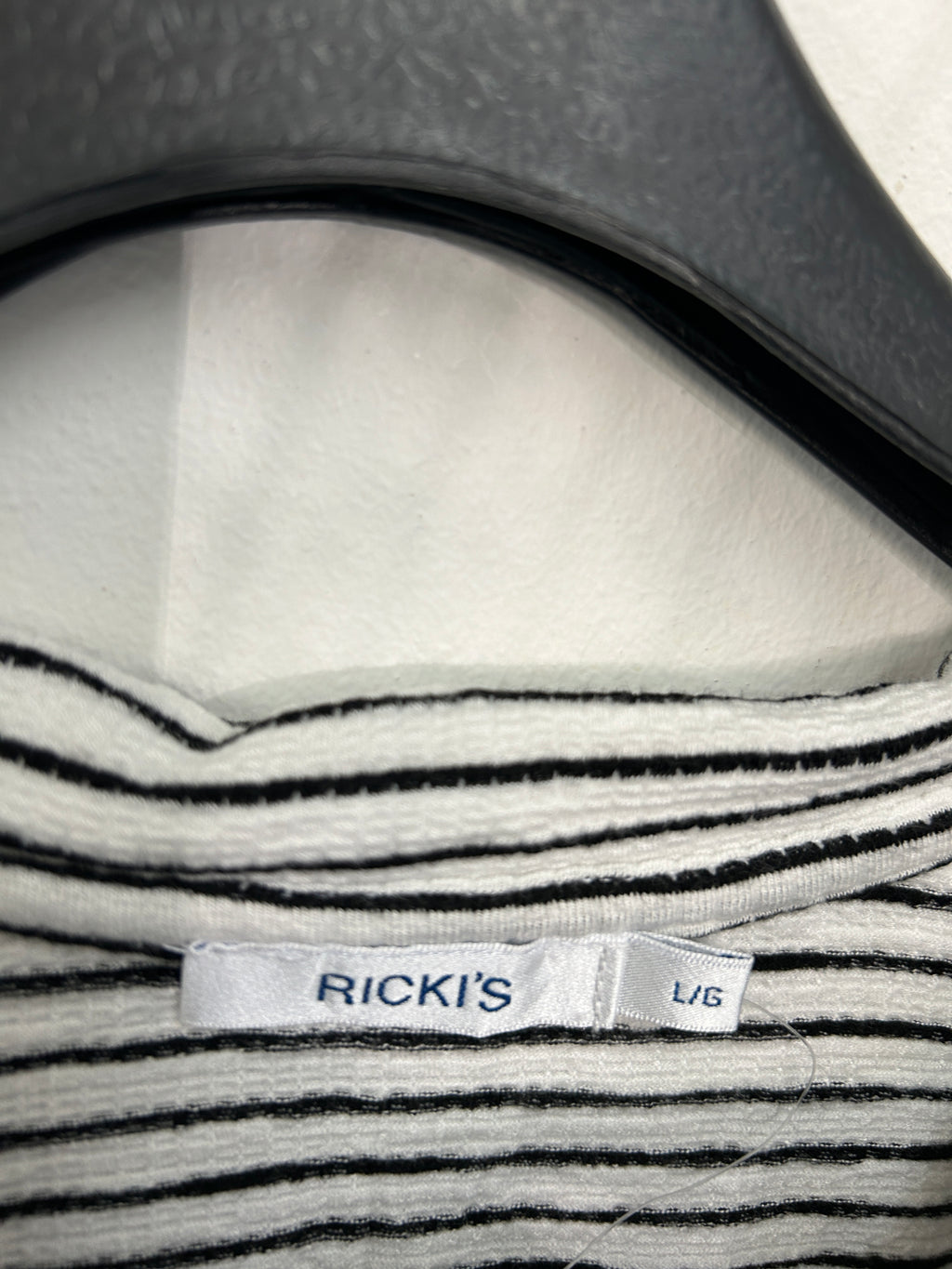 T-shirt col polo rayé blanc et noir