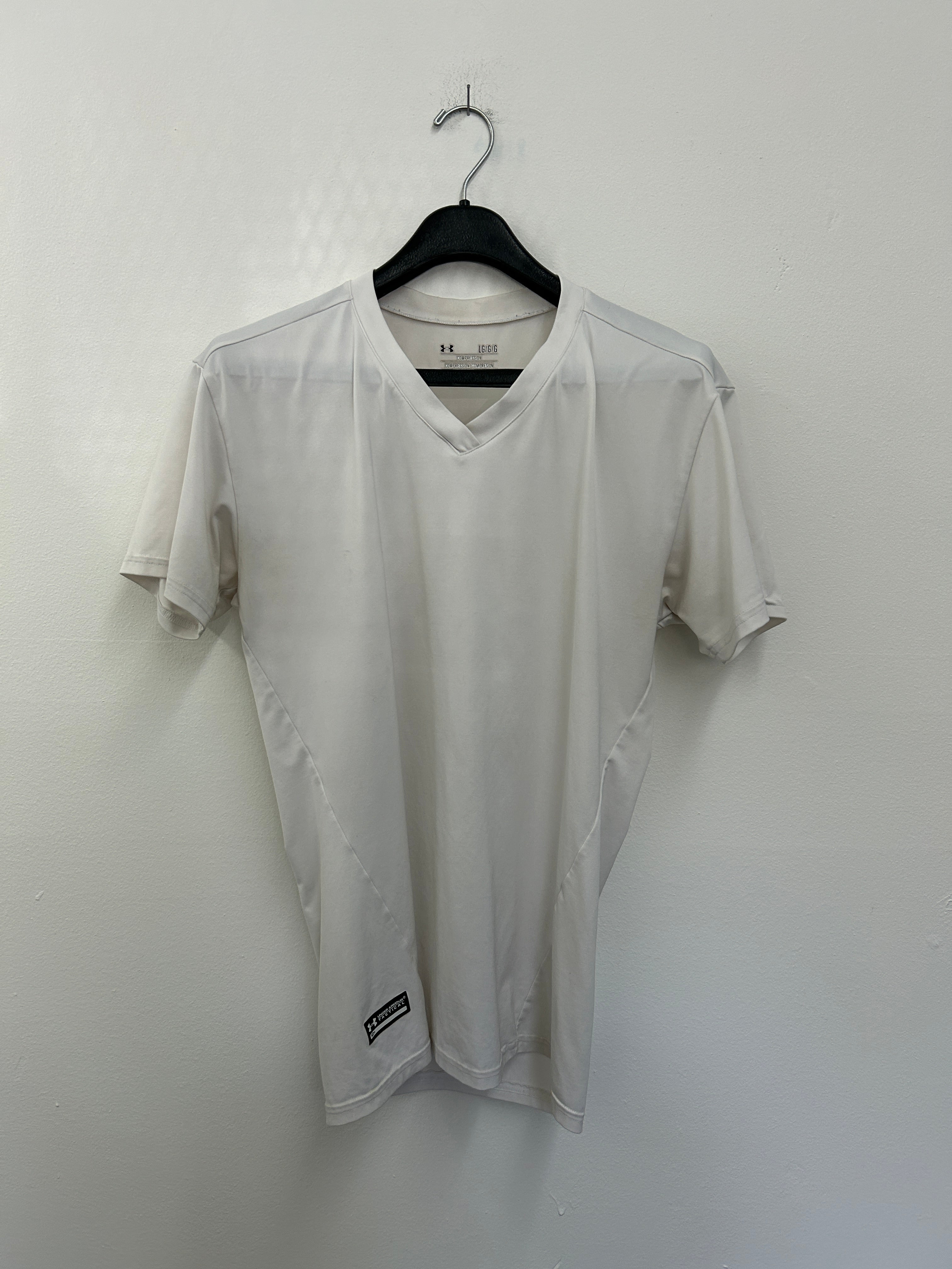 t-shirt-sport-blanc-col-en-v-under-armour