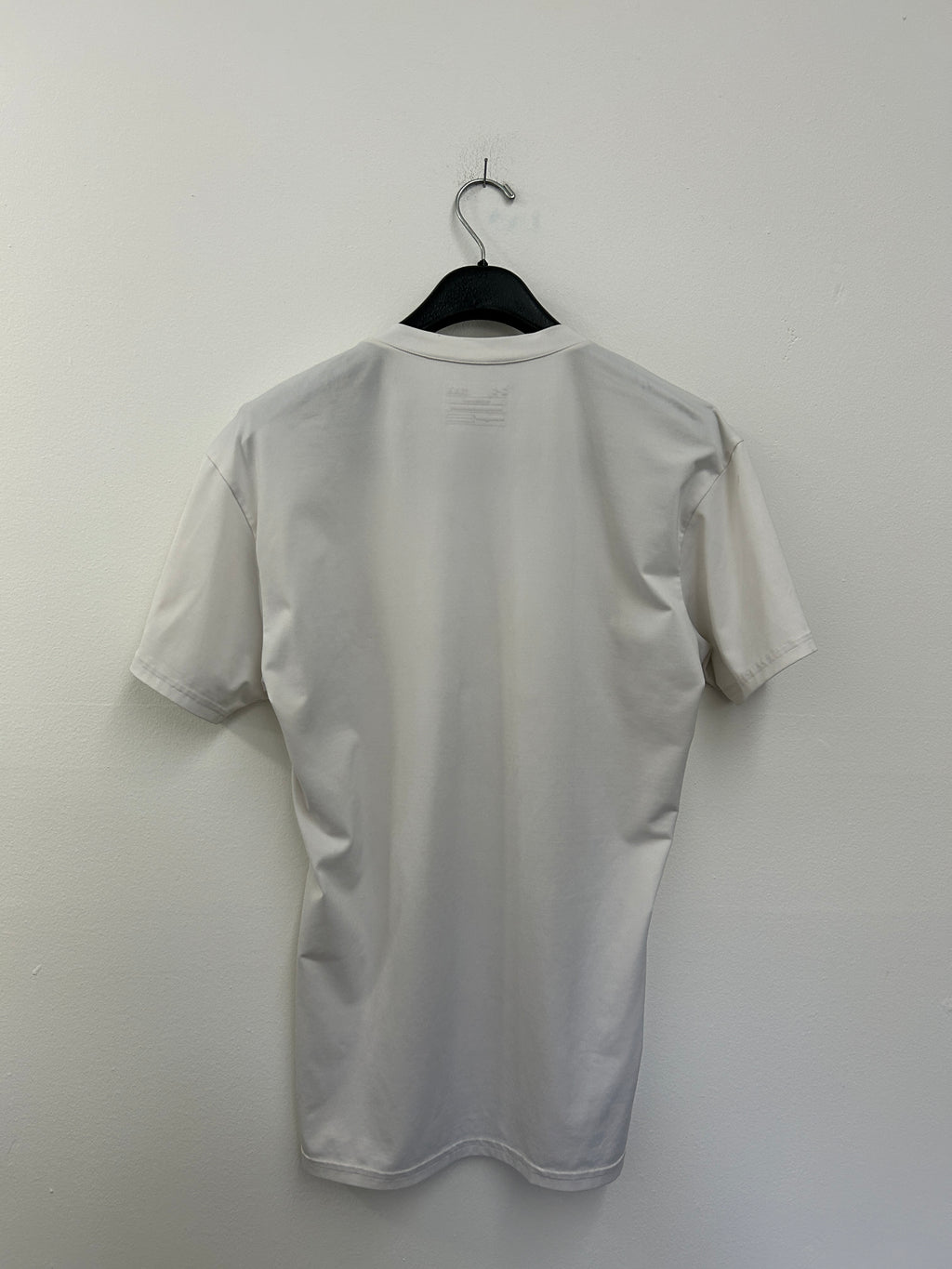 t-shirt-sport-blanc-col-en-v-under-armour