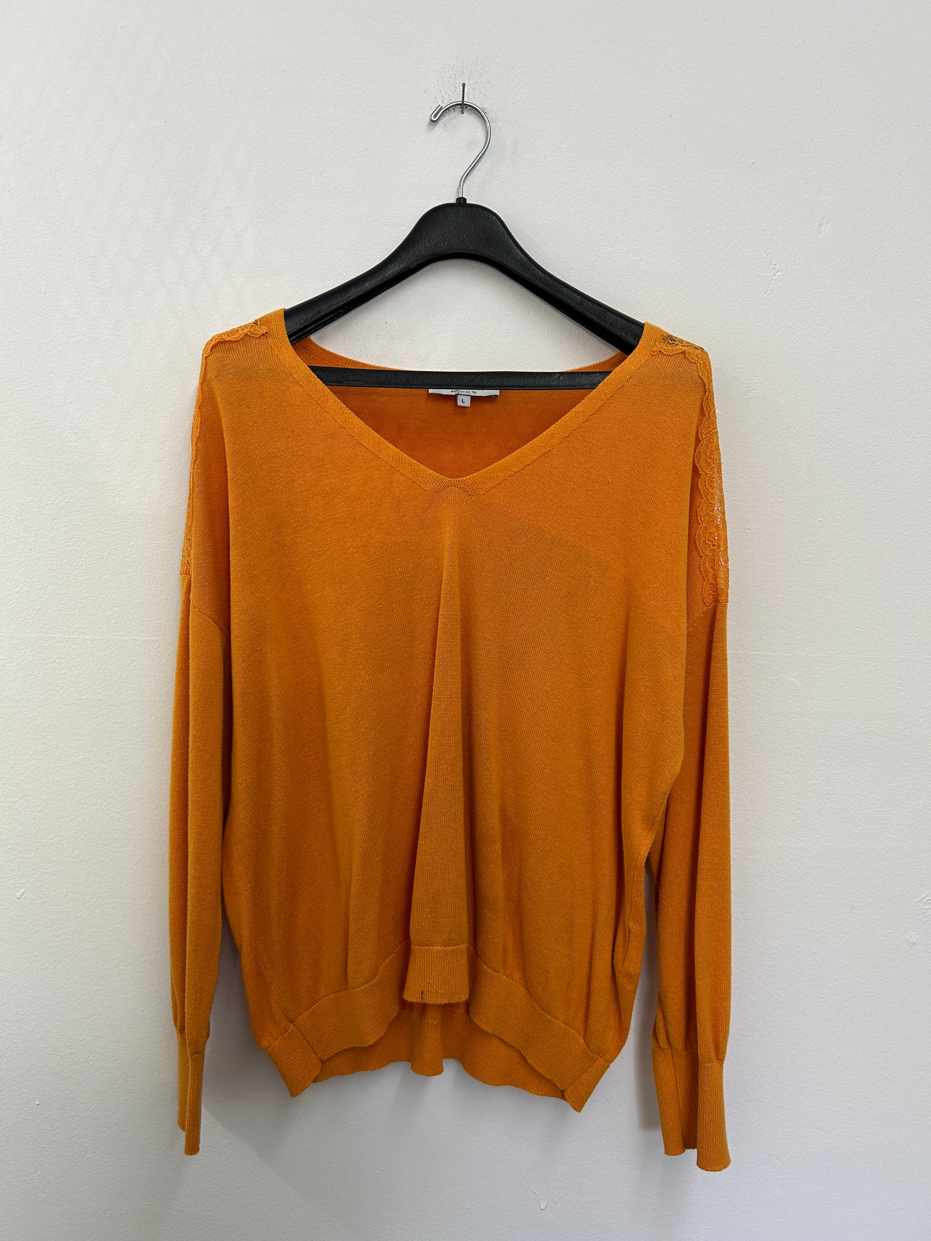 Chandail orange col en V – Morgan