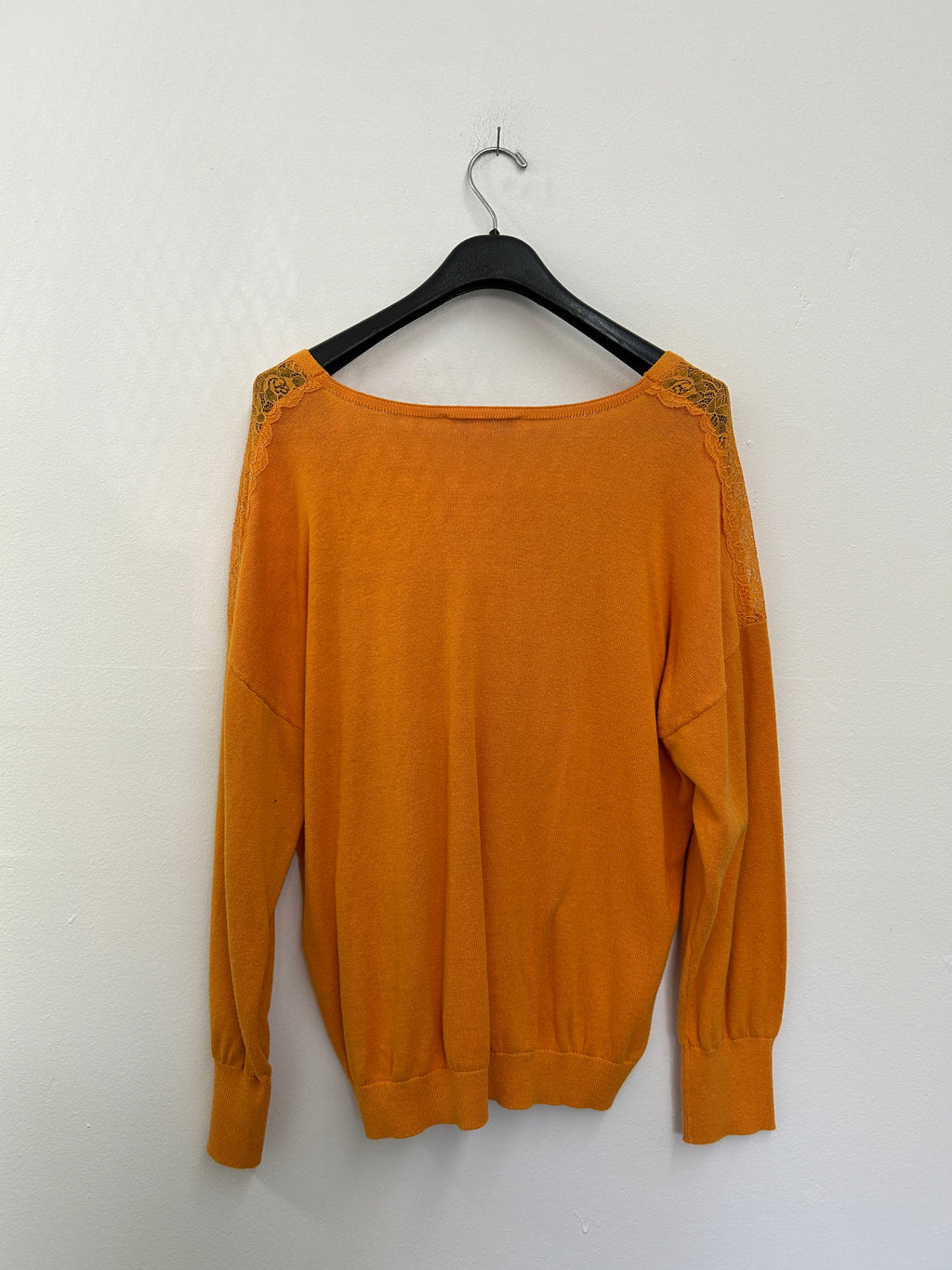 Chandail orange col en V – Morgan