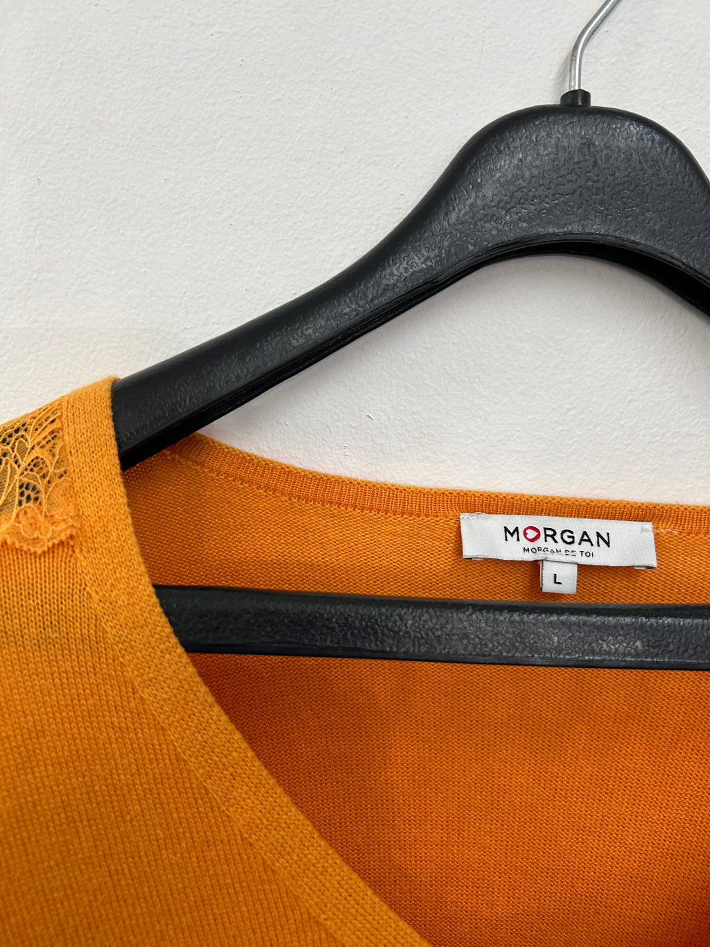 Chandail orange col en V – Morgan