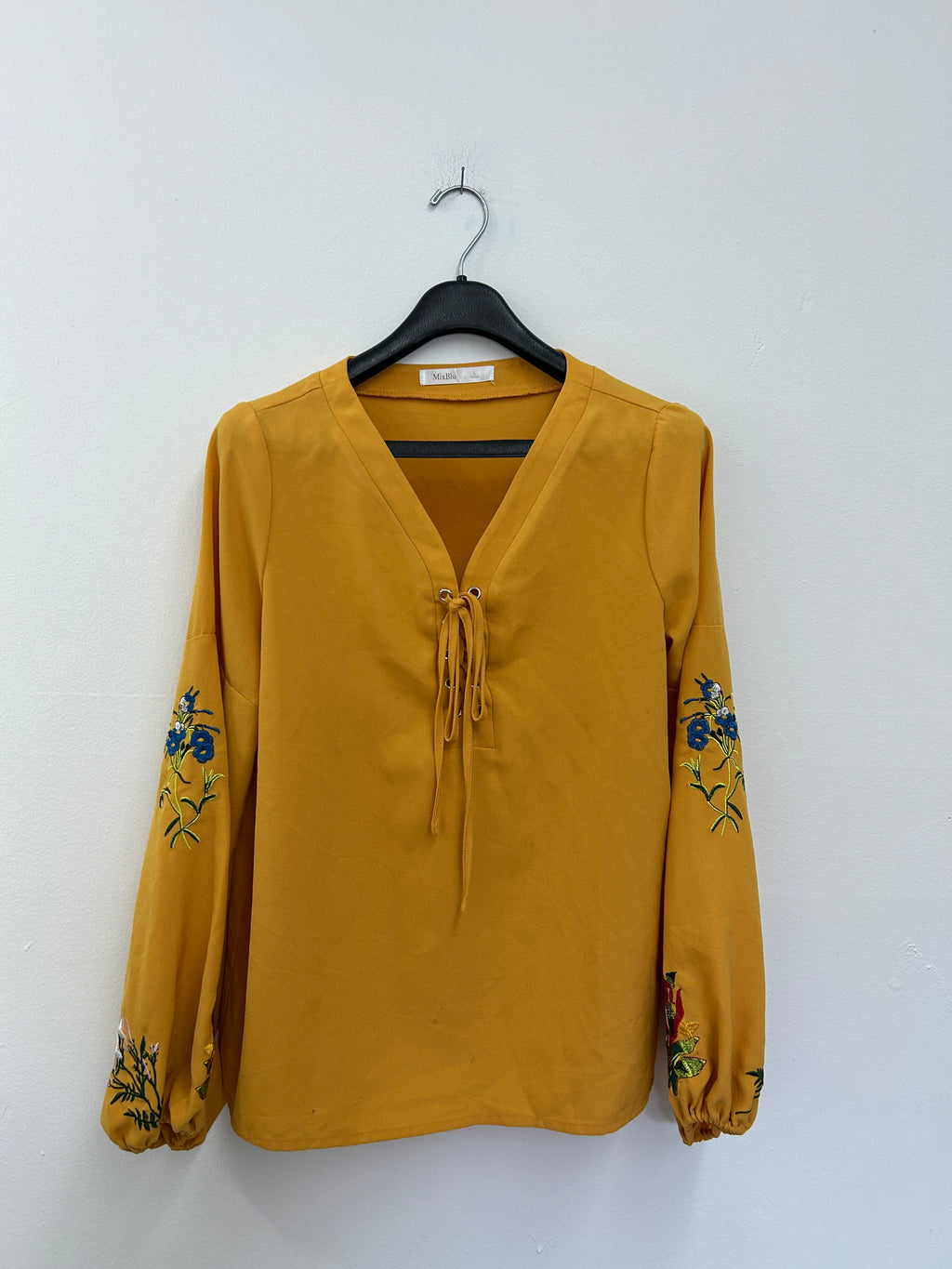 Blouse moutarde à manches brodées