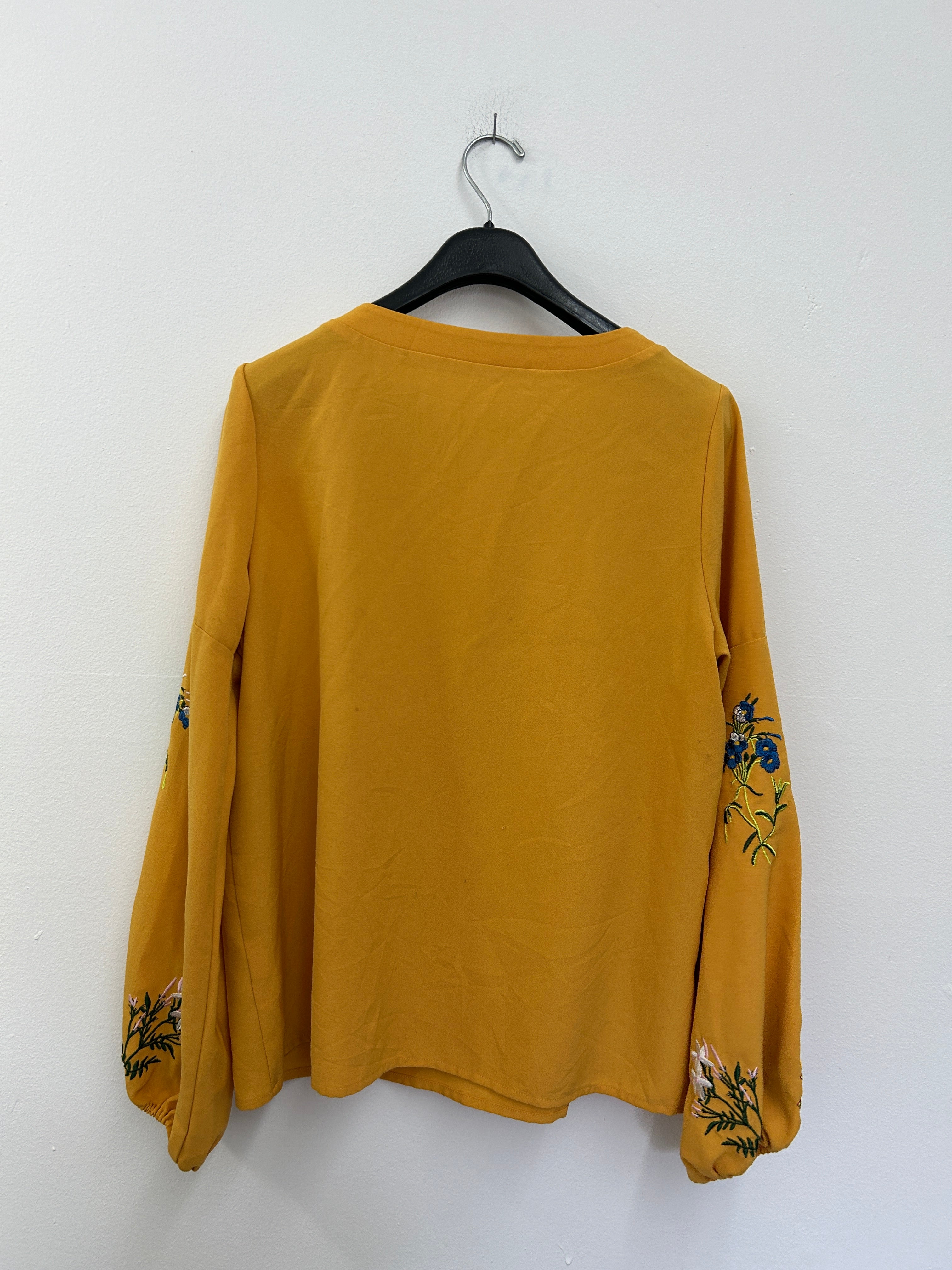 Blouse moutarde à manches brodées
