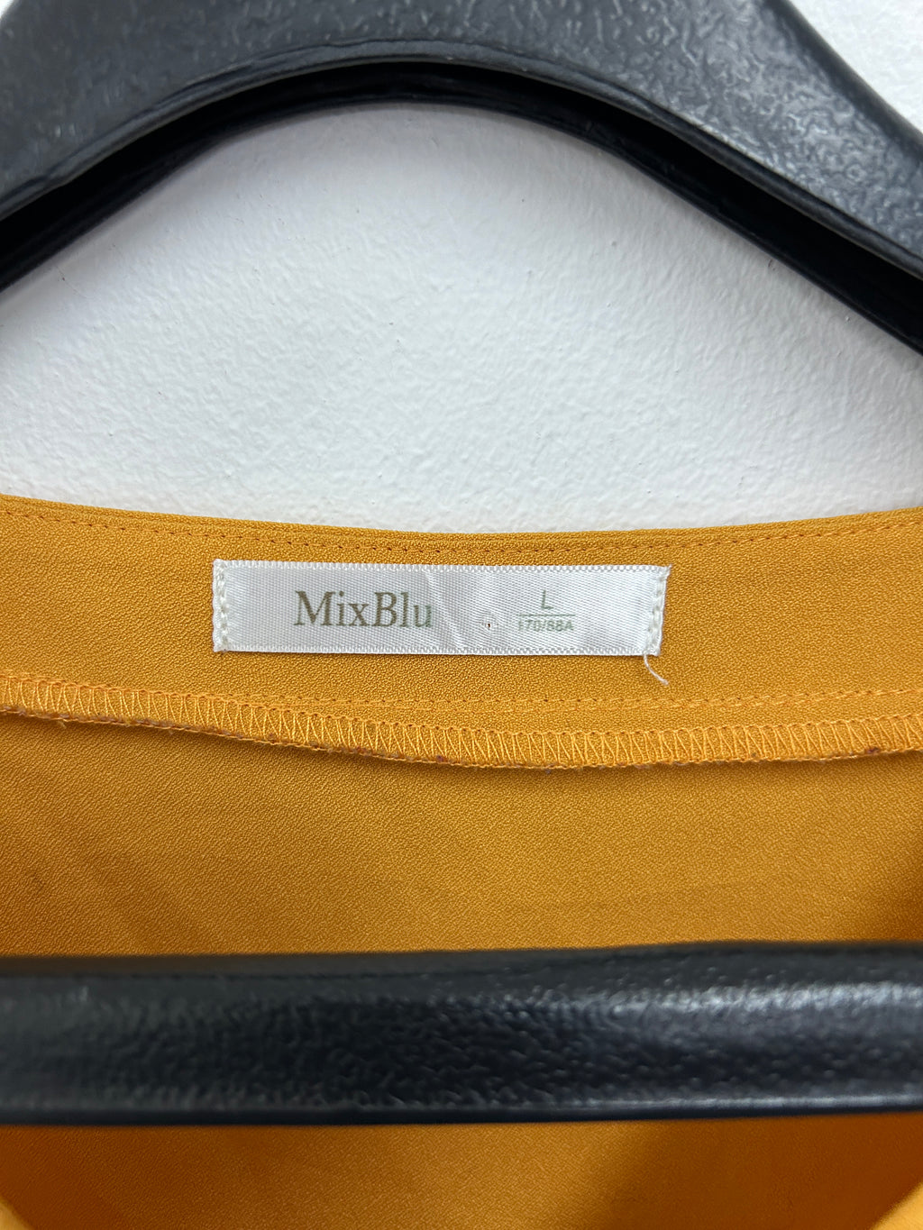 Blouse moutarde à manches brodées