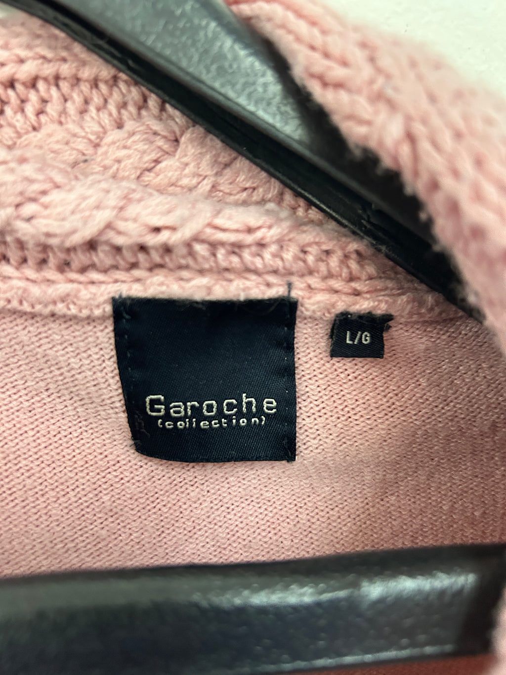 Chandail rose à grand col tricoté – Garoche Collection