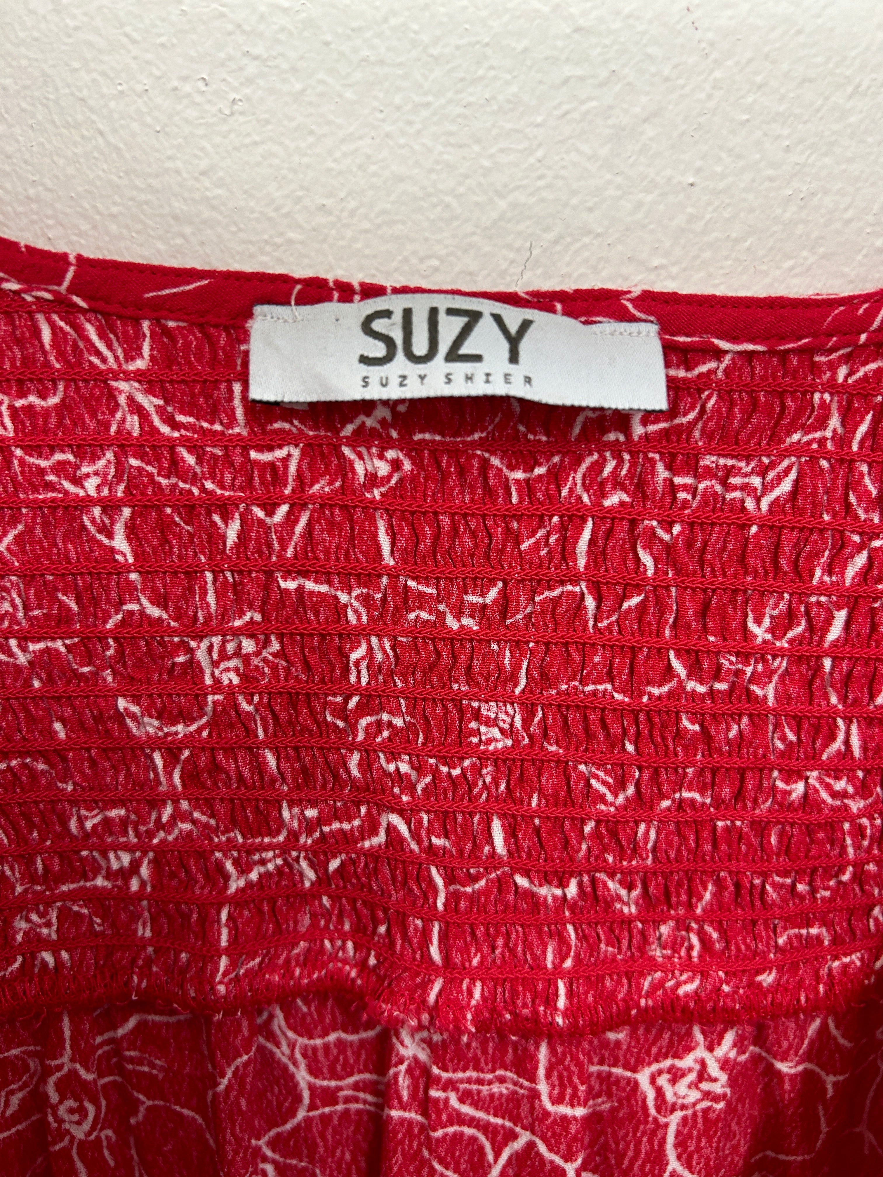 Haut rouge à fleurs croisées et taille froncée