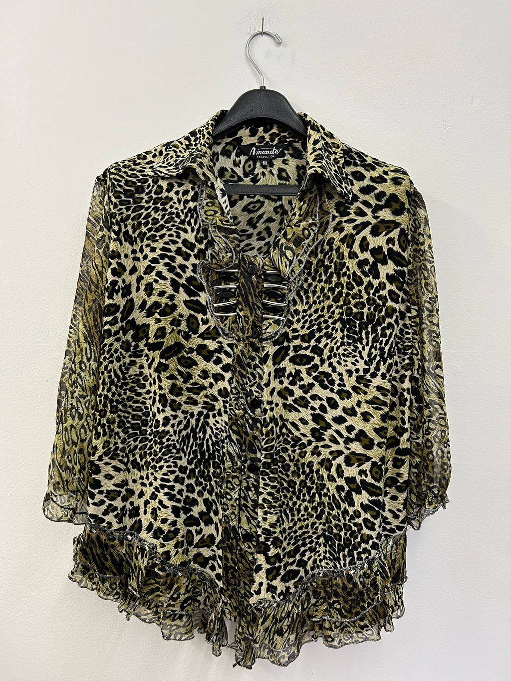 Chemisier léopard à volants et laçage