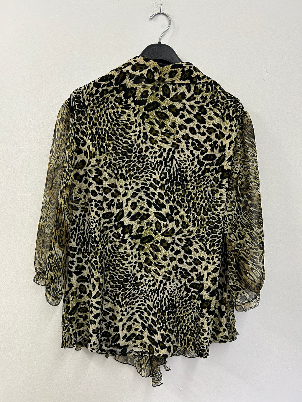 Chemisier léopard à volants et laçage