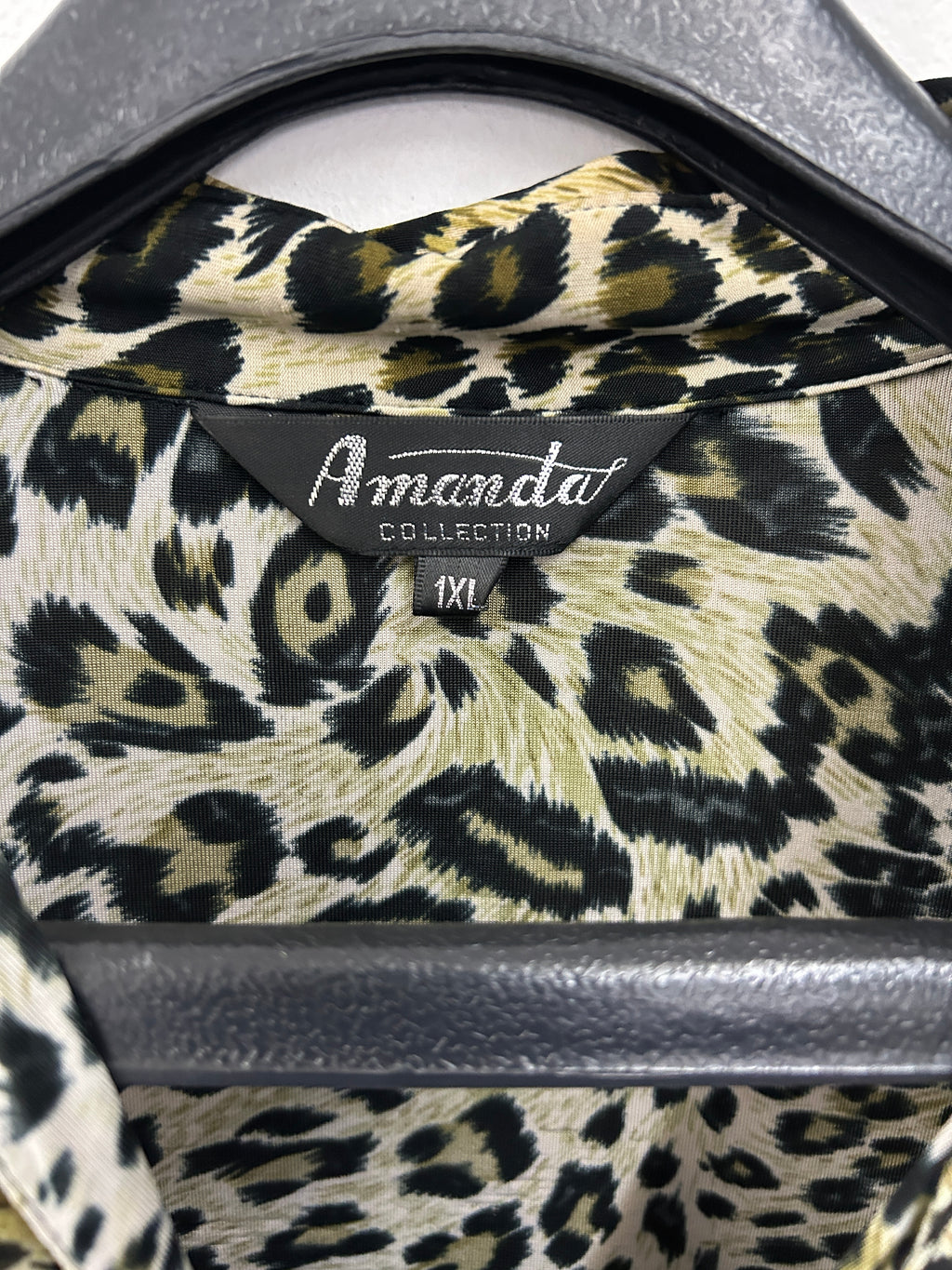 Chemisier léopard à volants et laçage