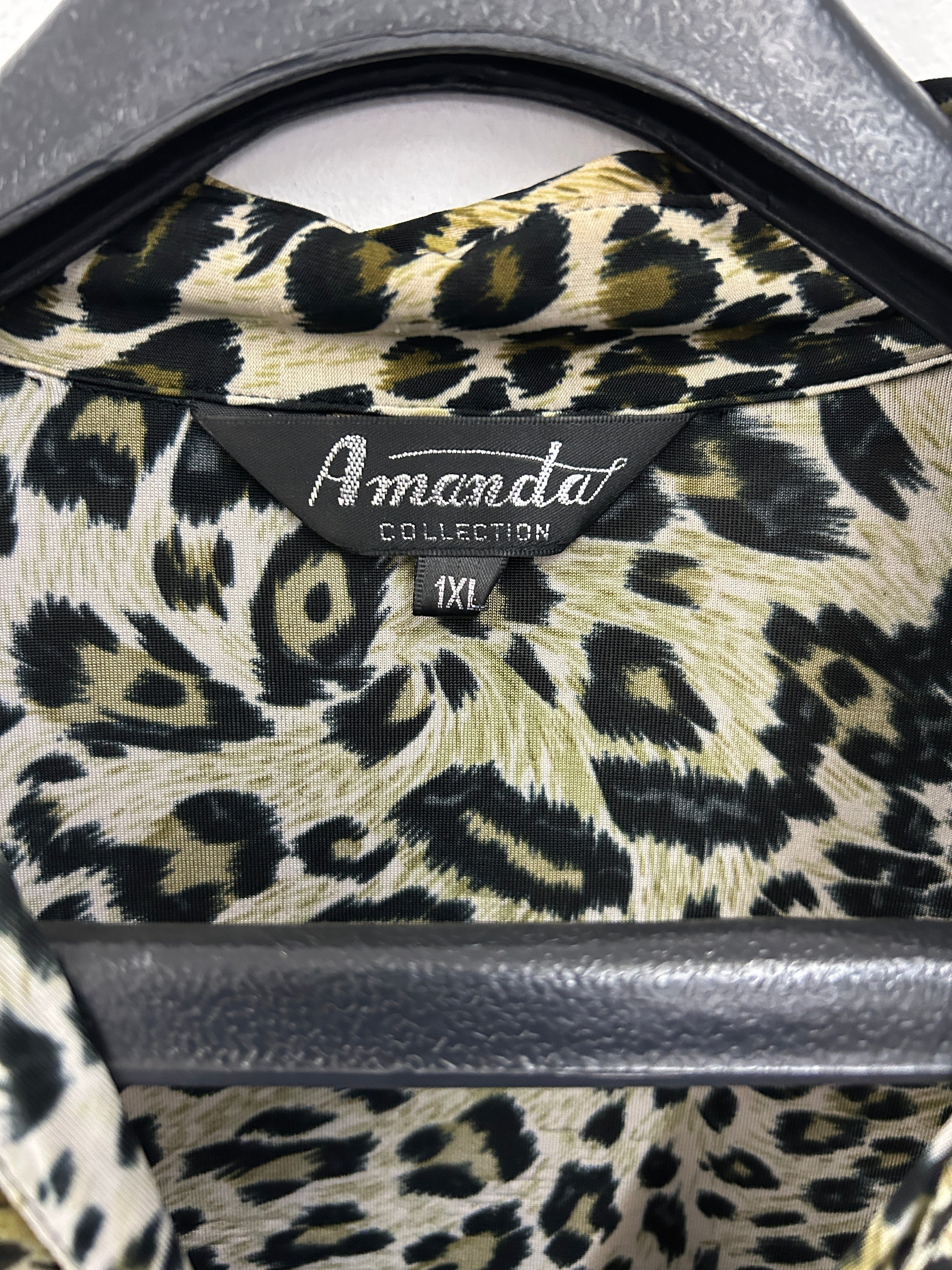 Chemisier léopard à volants et laçage