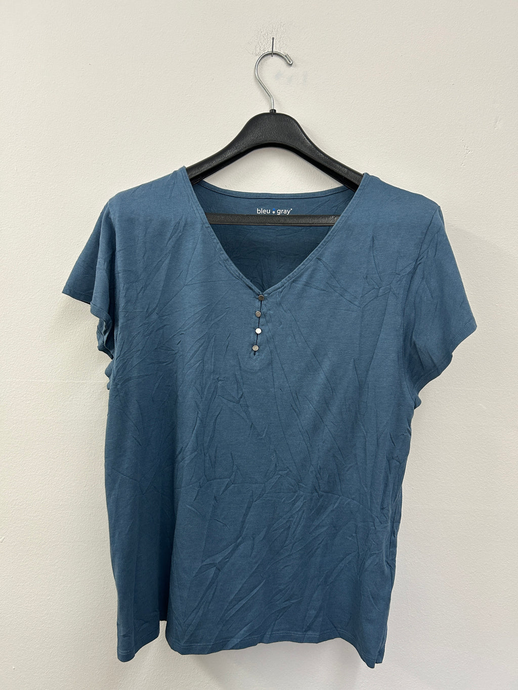 T-shirt bleu a 4 boutons au devant