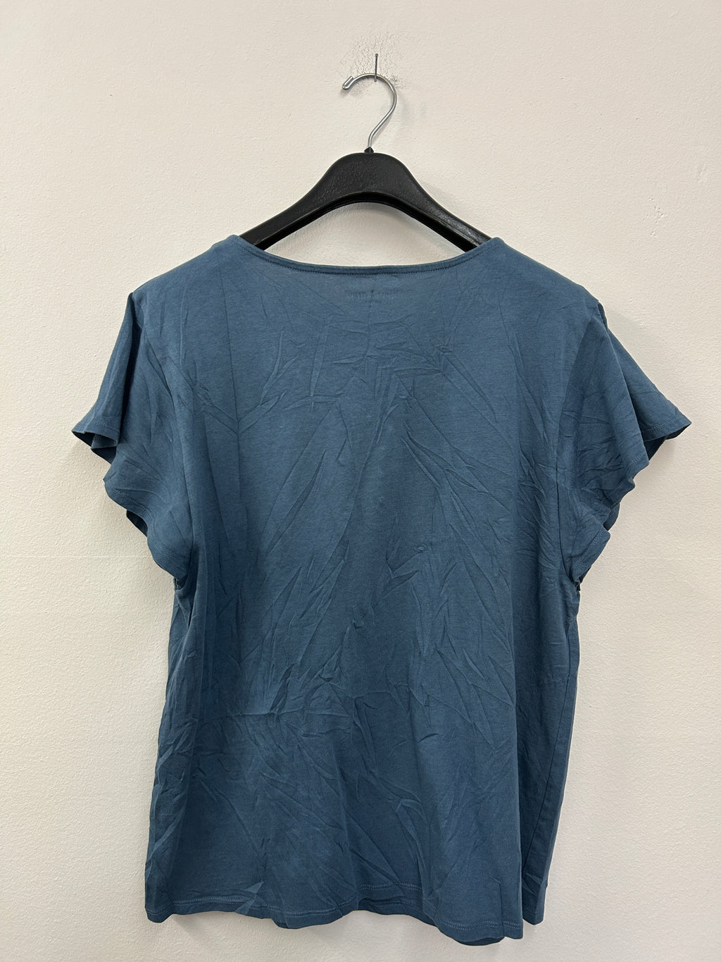 T-shirt bleu a 4 boutons au devant