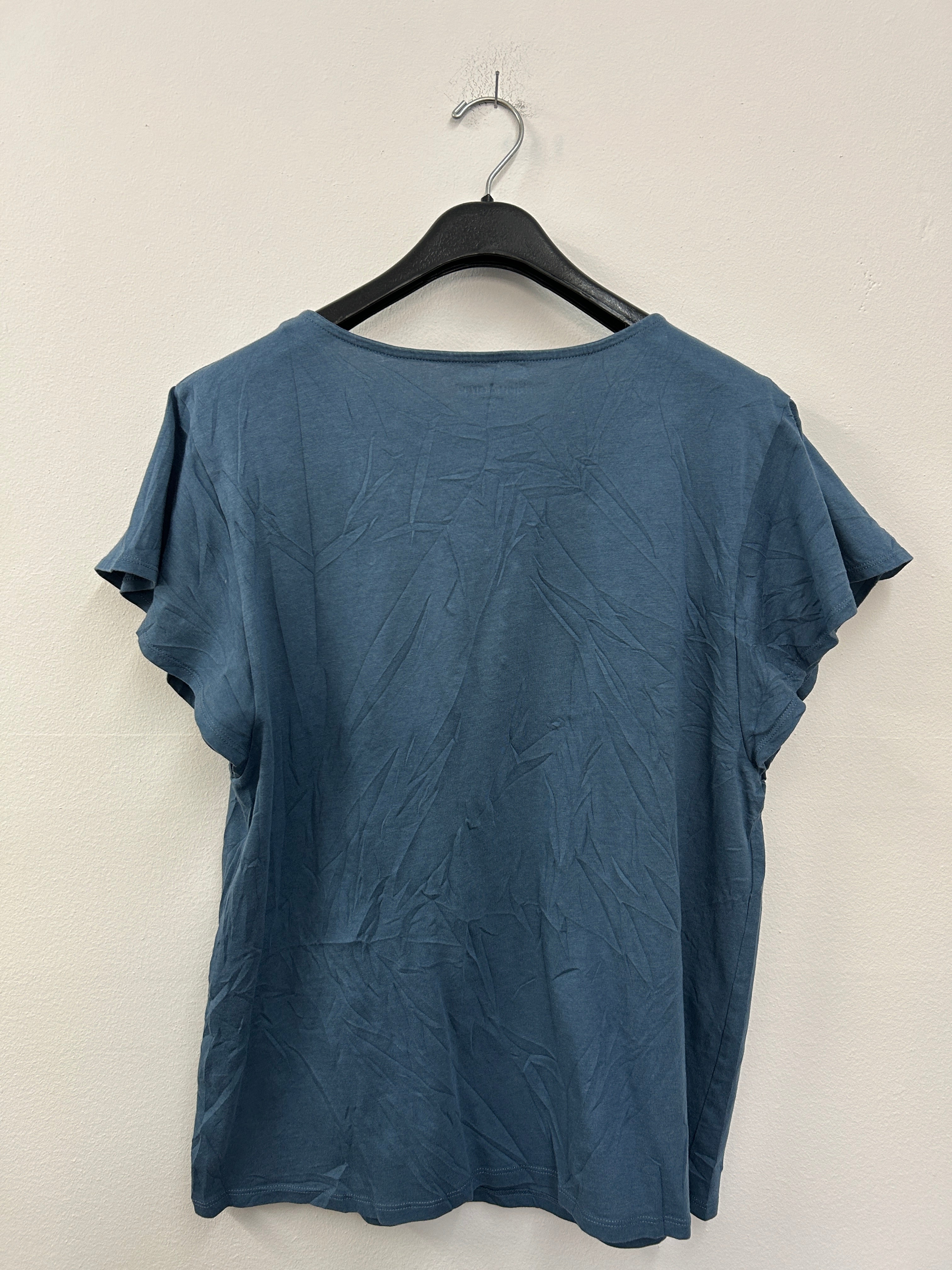 T-shirt bleu a 4 boutons au devant
