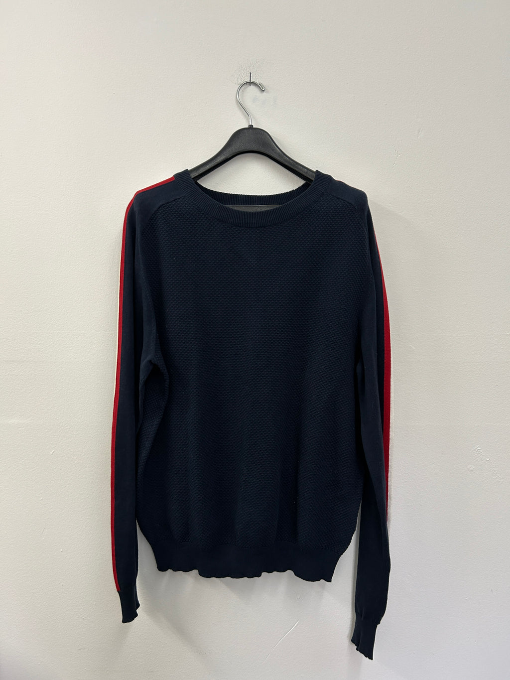 chandail-bleu-fonce-a-motif-sortie-manche-a-ligne-rouge-et-blanche