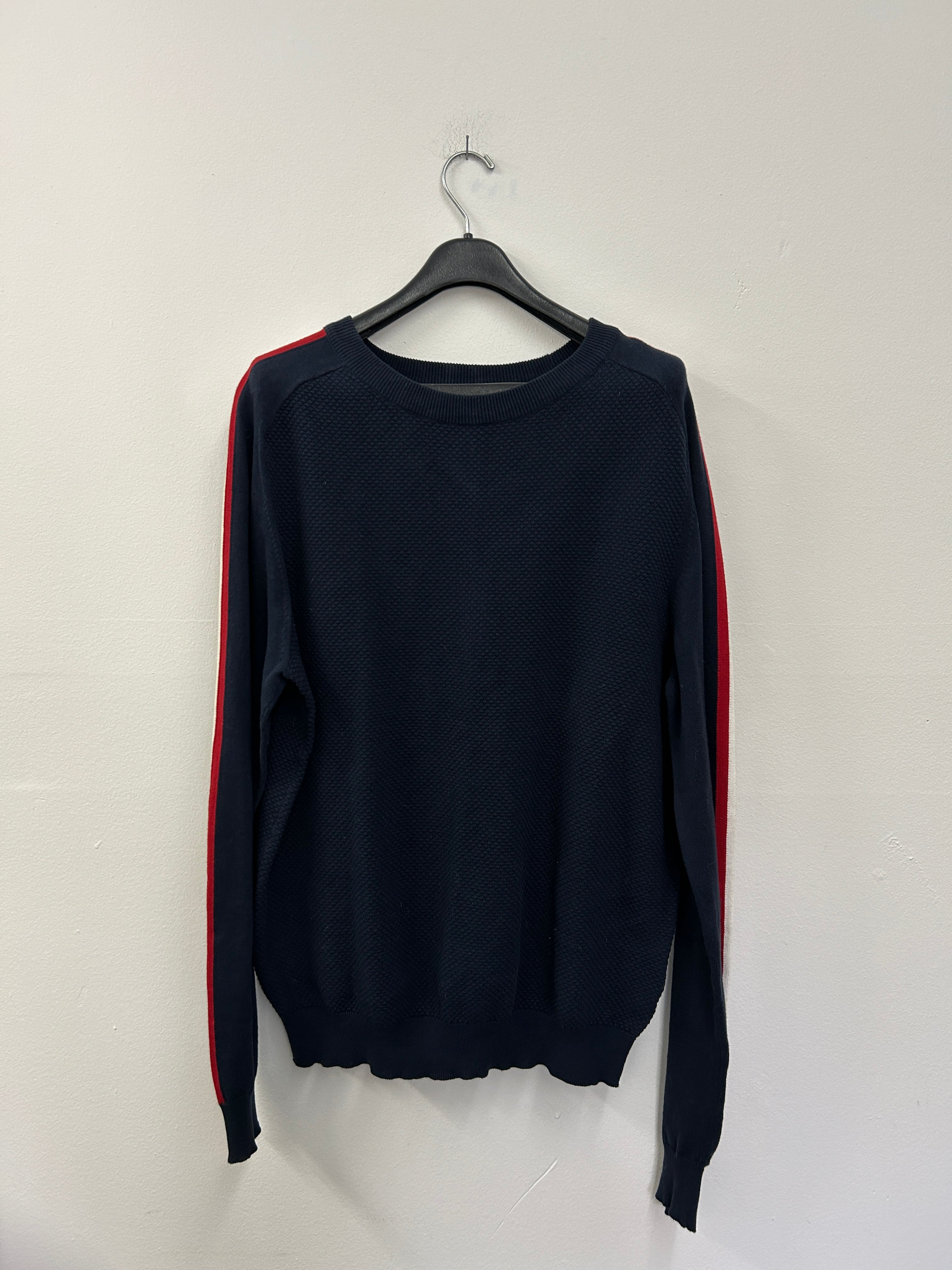 chandail-bleu-fonce-a-motif-sortie-manche-a-ligne-rouge-et-blanche