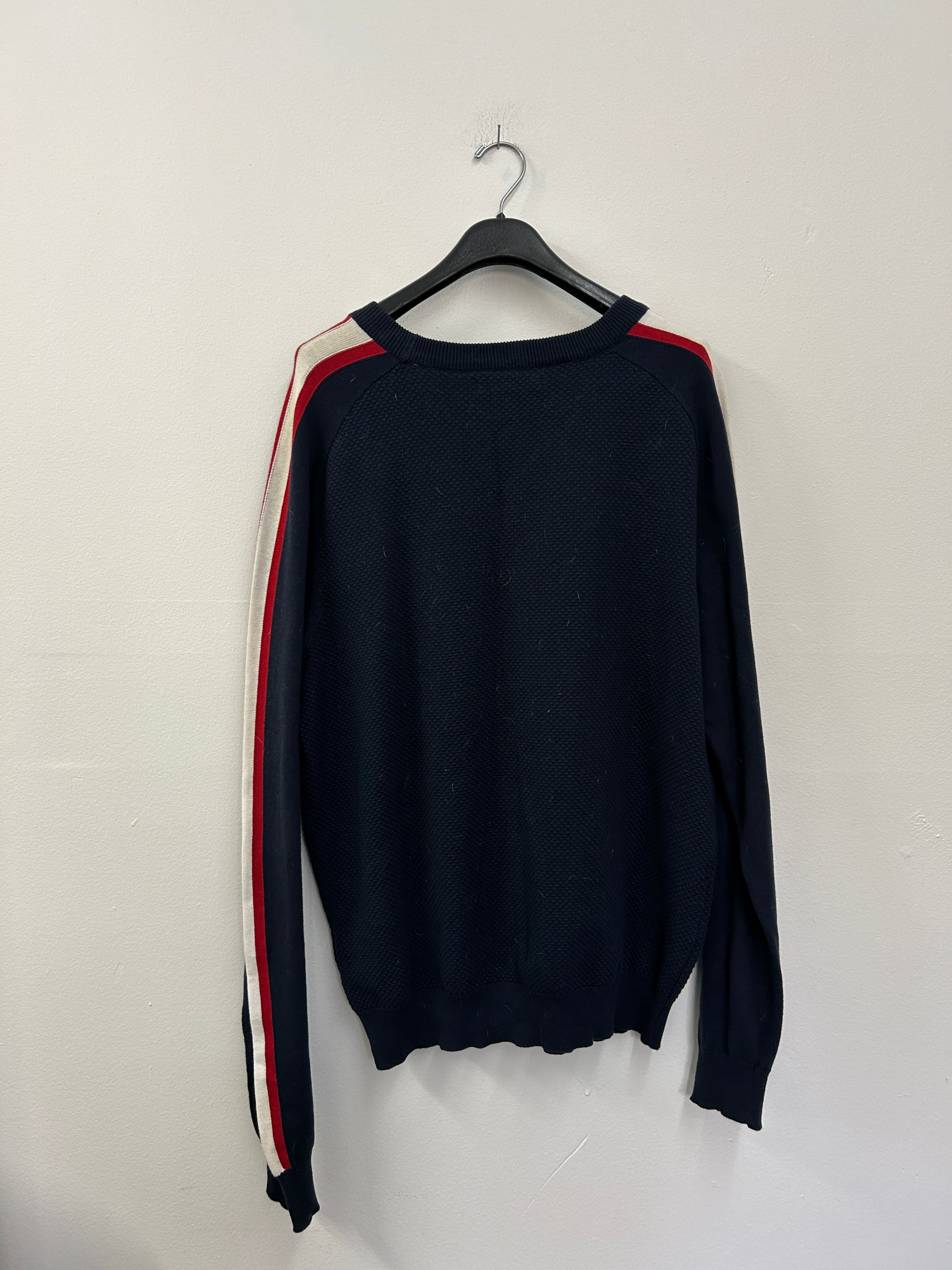 chandail-bleu-fonce-a-motif-sortie-manche-a-ligne-rouge-et-blanche