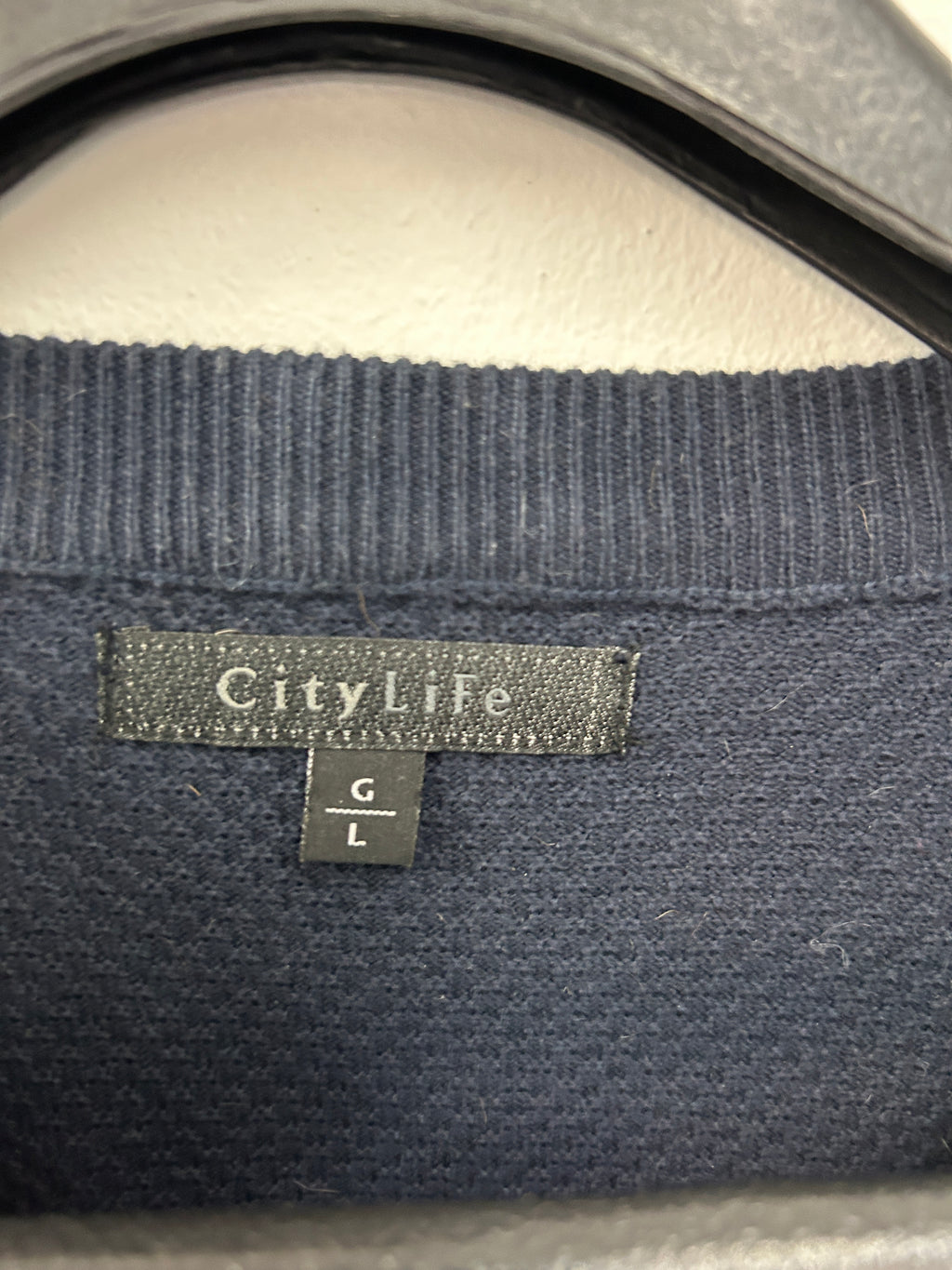 chandail-bleu-fonce-a-motif-sortie-manche-a-ligne-rouge-et-blanche