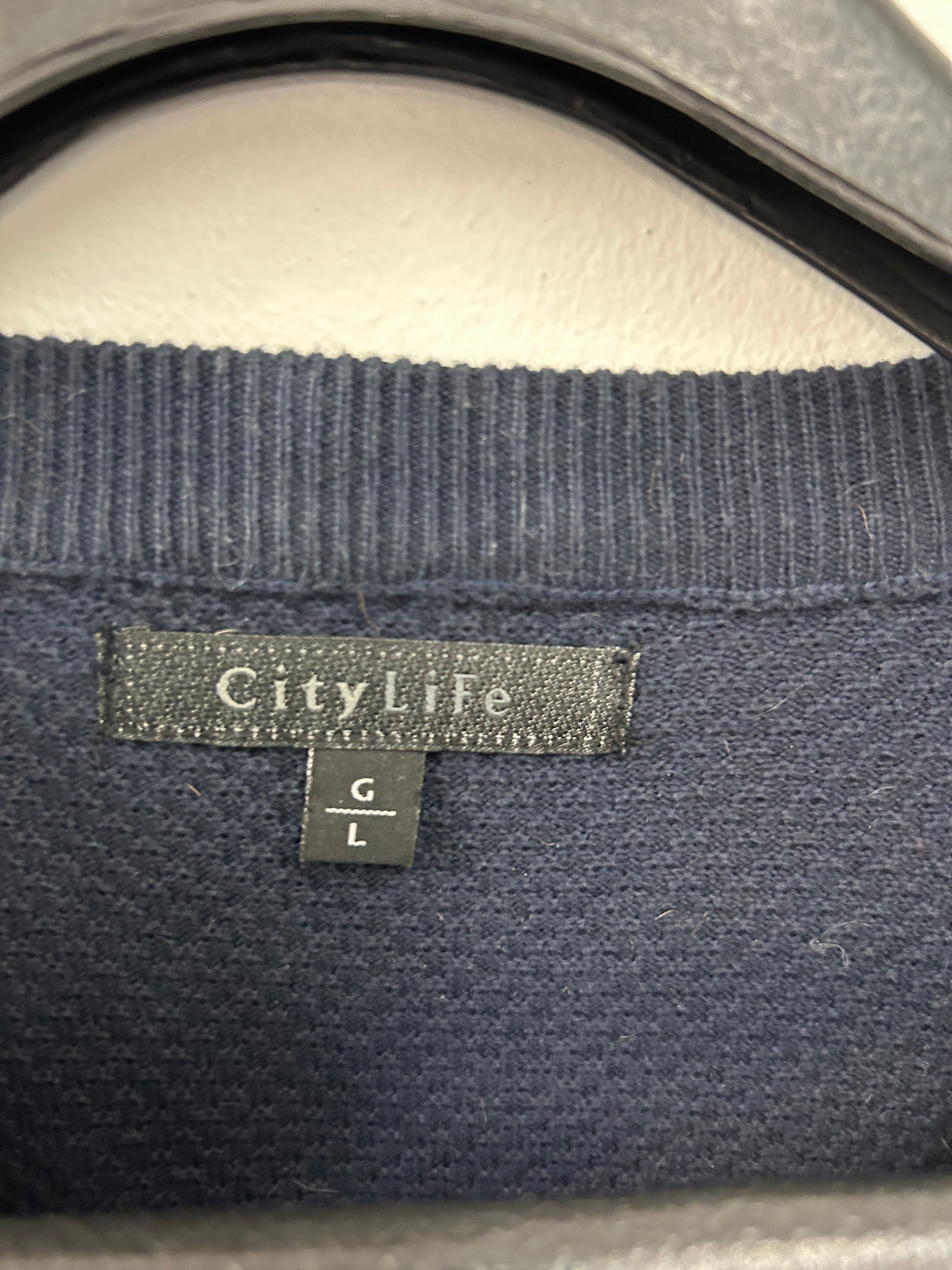 chandail-bleu-fonce-a-motif-sortie-manche-a-ligne-rouge-et-blanche