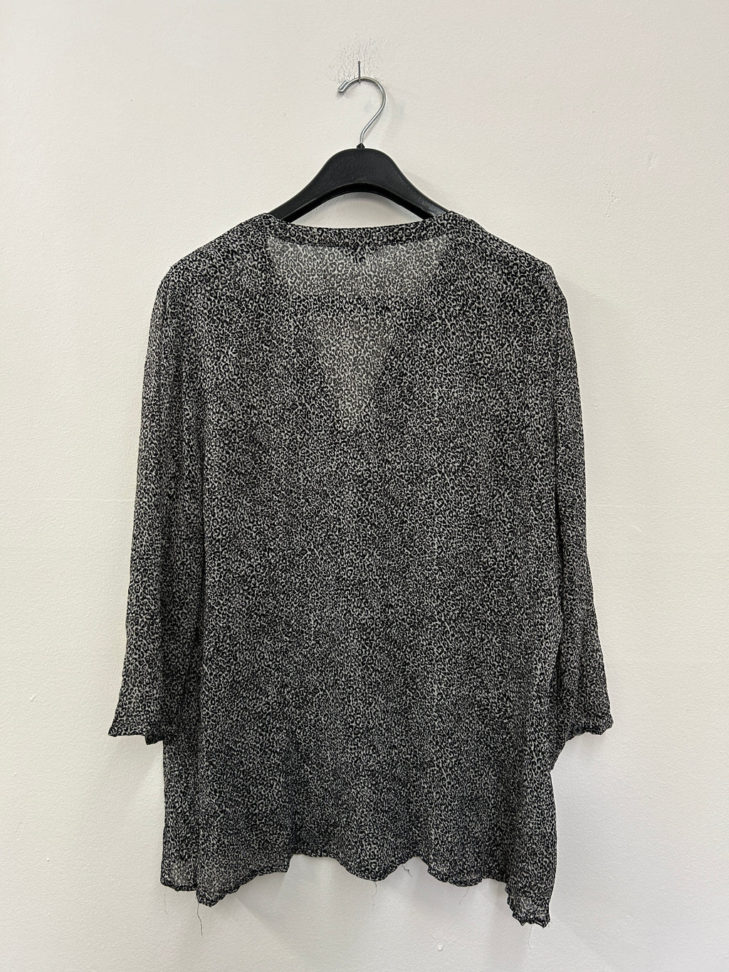 Chemise blouse léopard avec une texture mince transparent