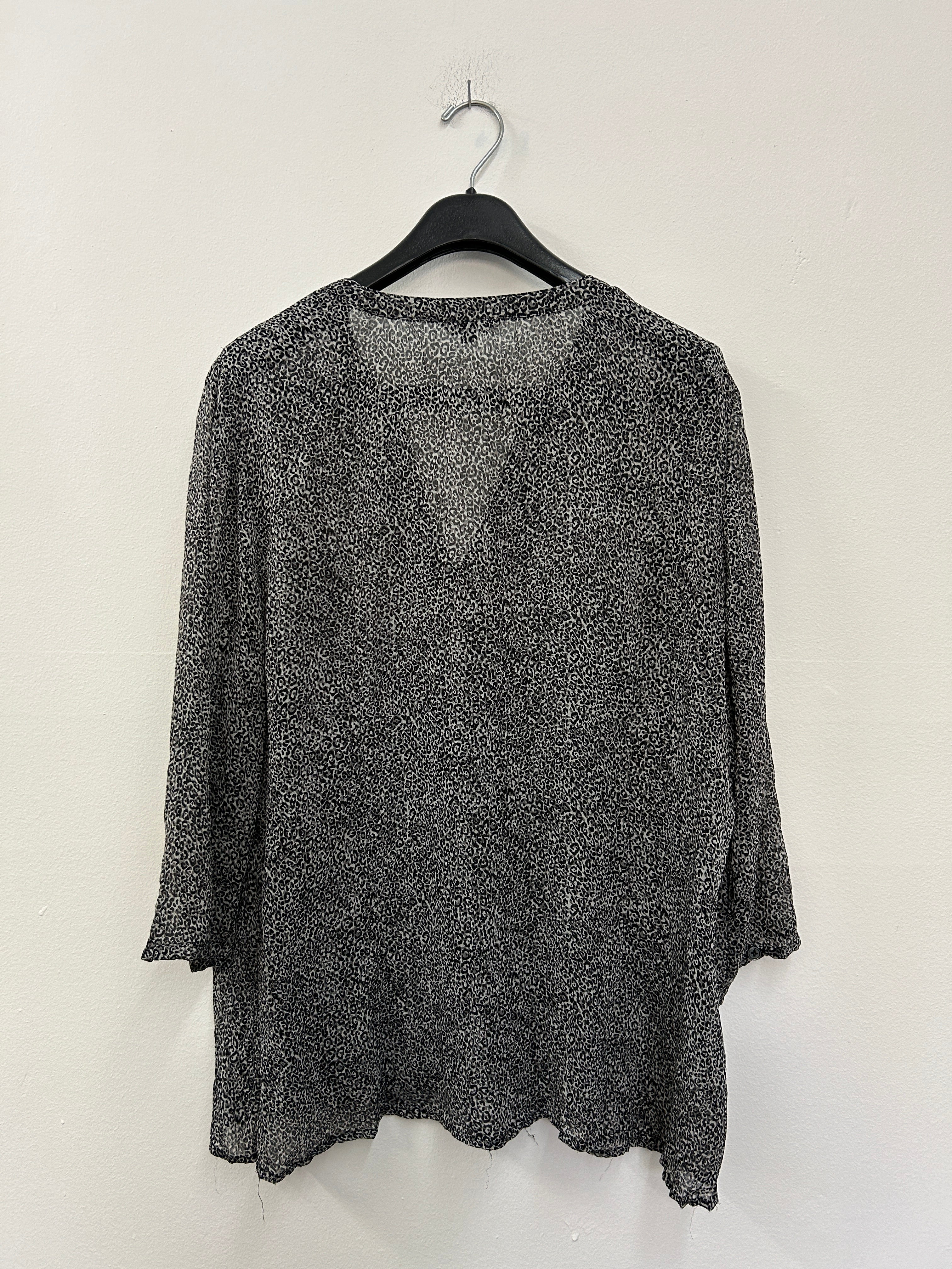 Chemise blouse léopard avec une texture mince transparent