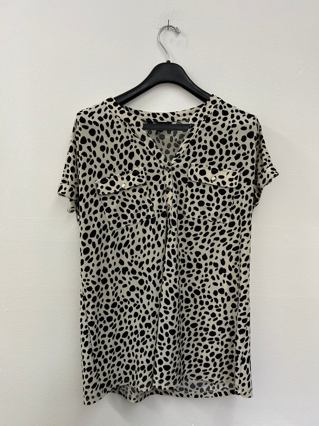 Blouse beige à pois noirs – Reitmans
