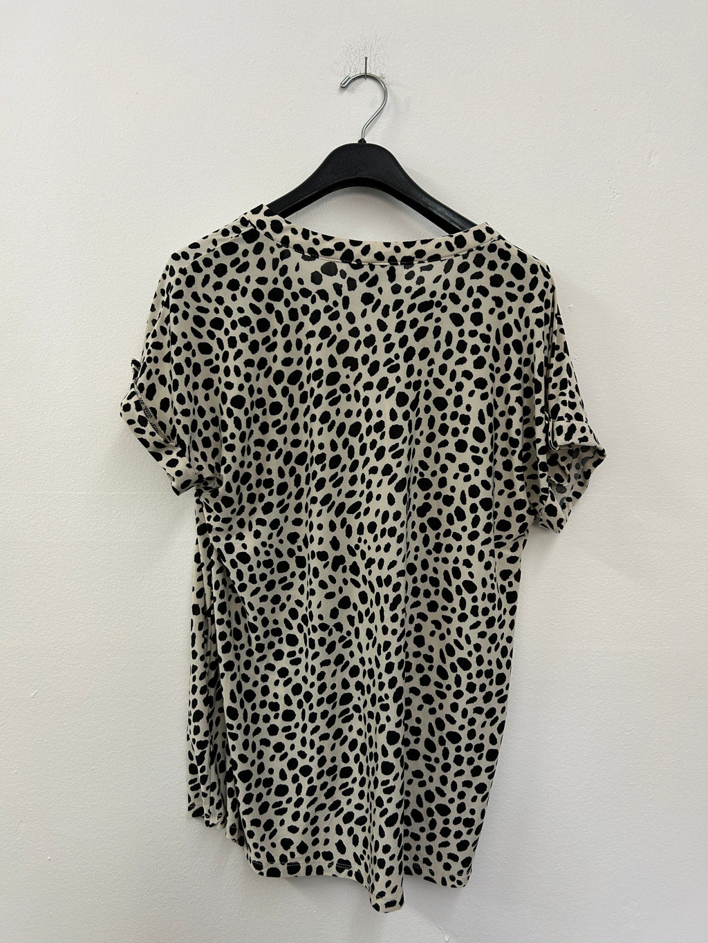 Blouse beige à pois noirs – Reitmans