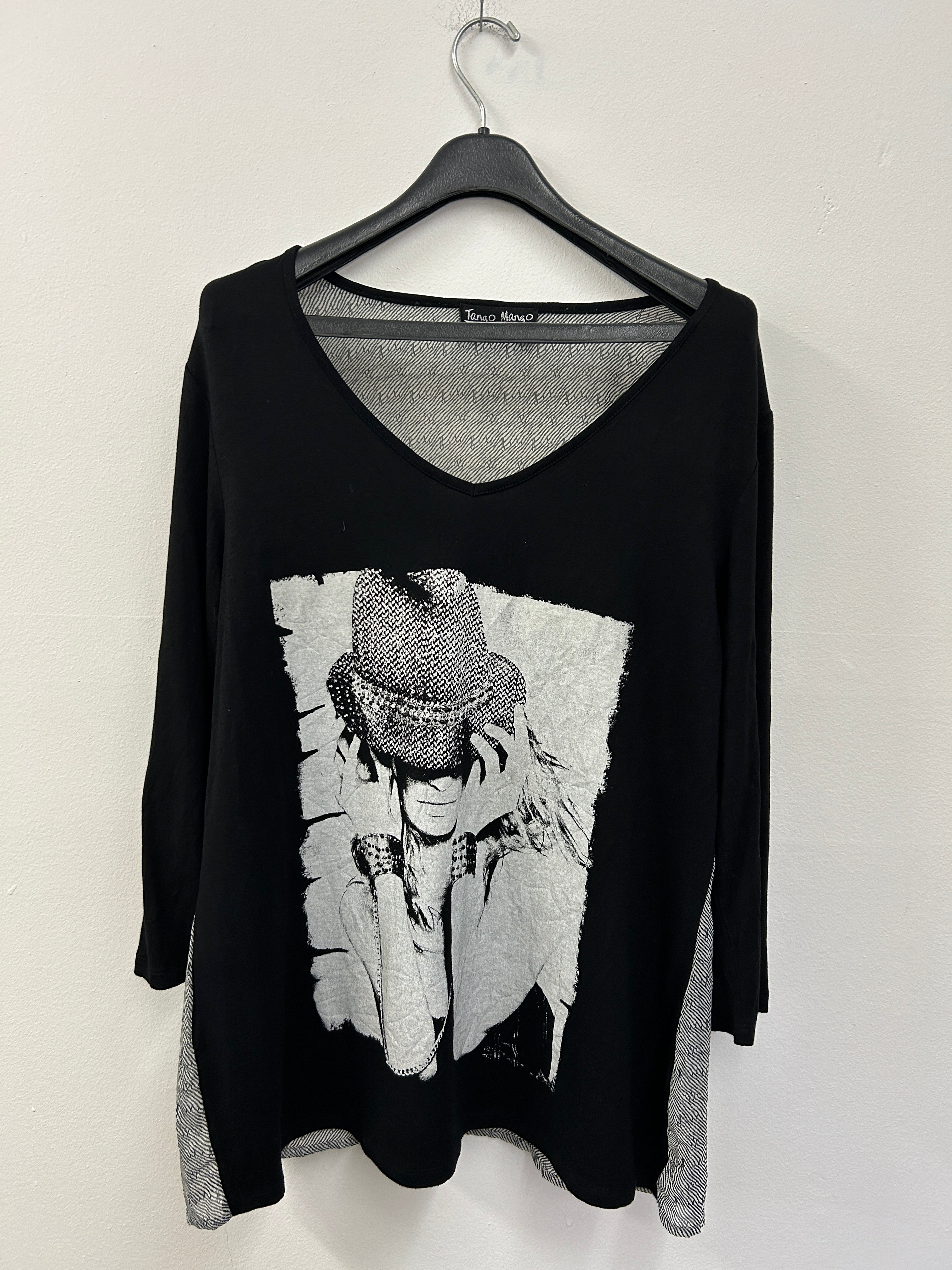 Haut noir à imprimé femme et col en V – Tango Mango