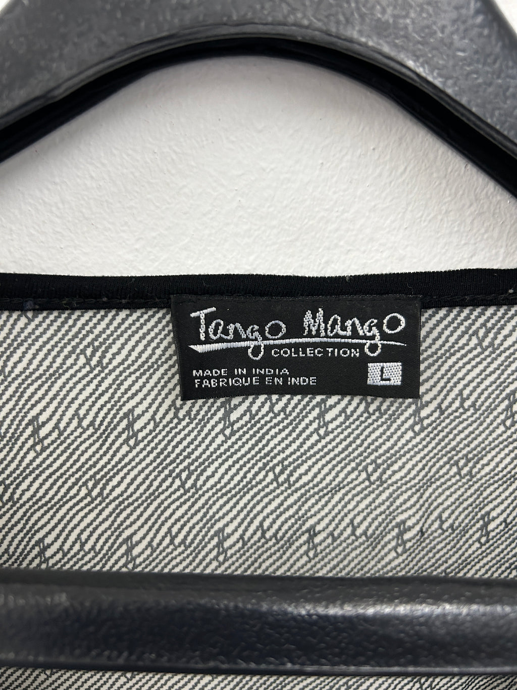 Haut noir à imprimé femme et col en V – Tango Mango