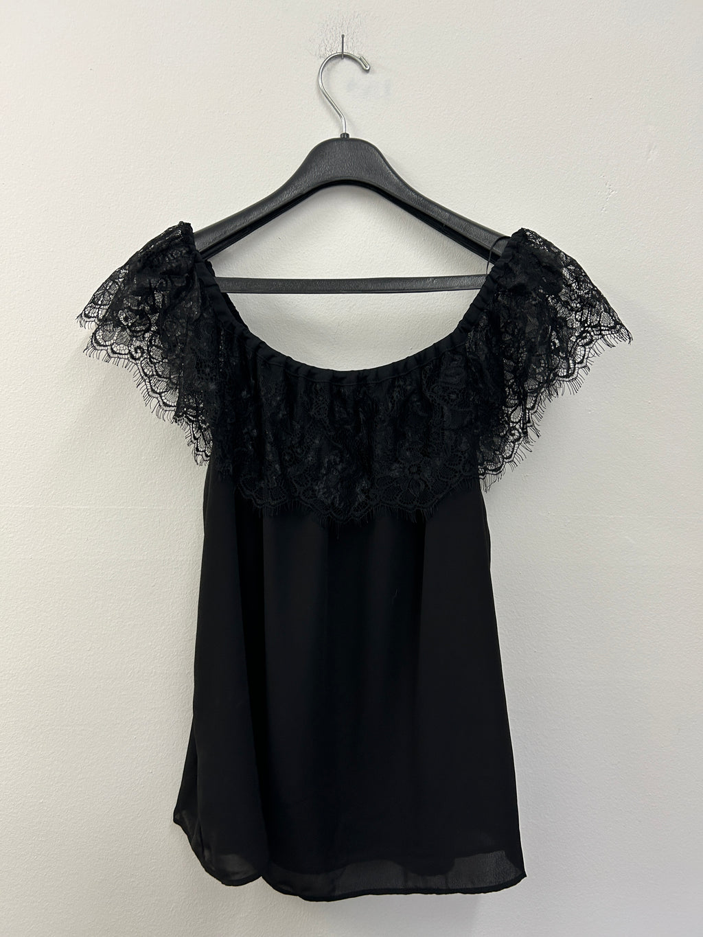 Haut noir chic à dentelle sur les épaules – Dynamite