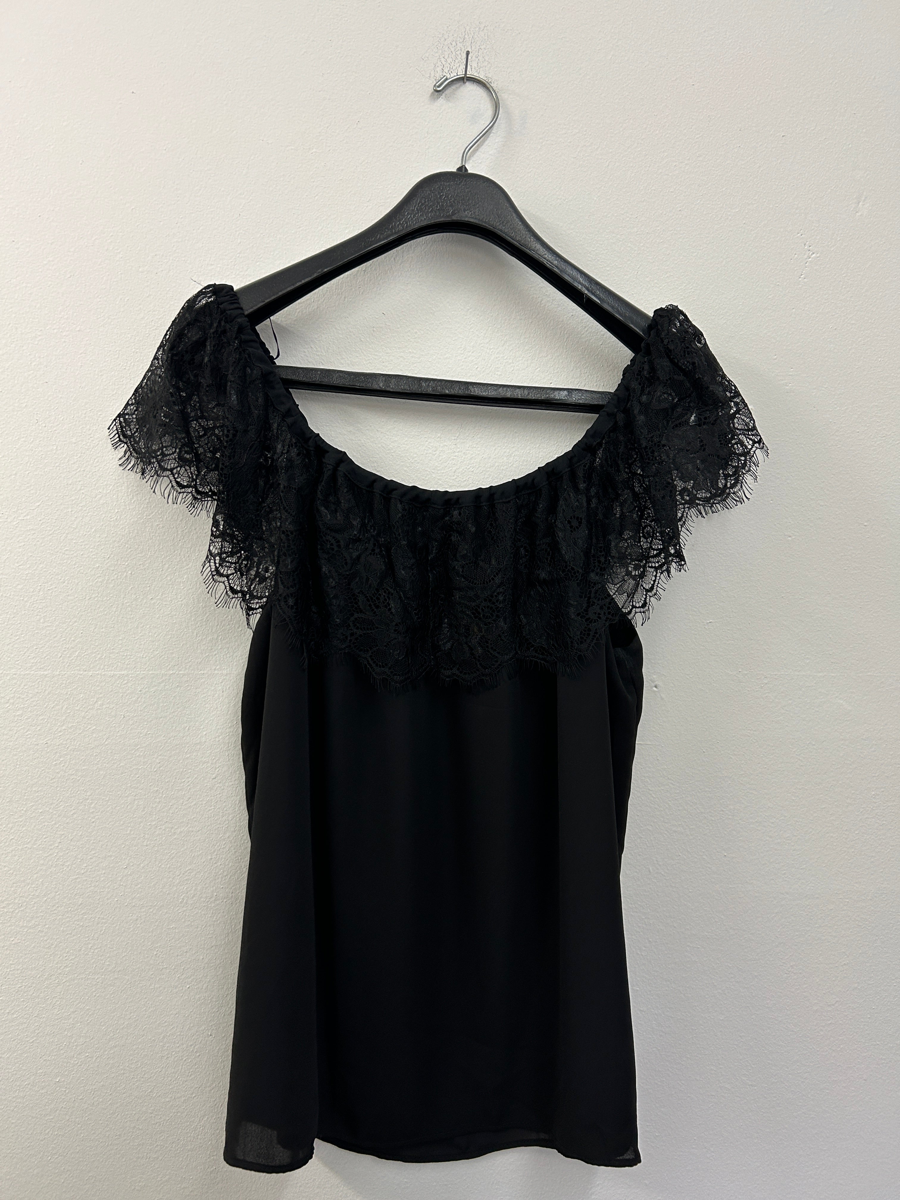 Haut noir chic à dentelle sur les épaules – Dynamite