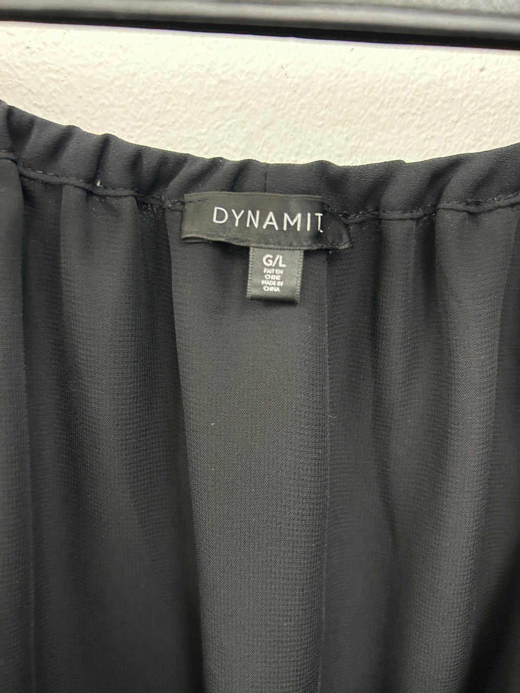 Haut noir chic à dentelle sur les épaules – Dynamite
