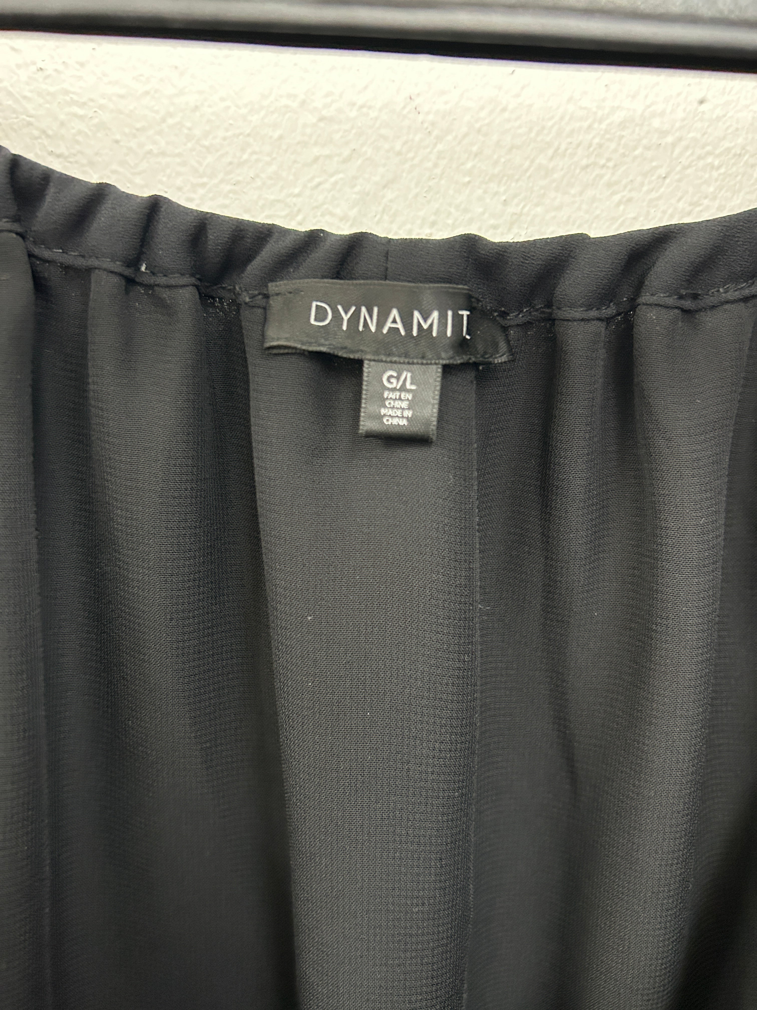 Haut noir chic à dentelle sur les épaules – Dynamite