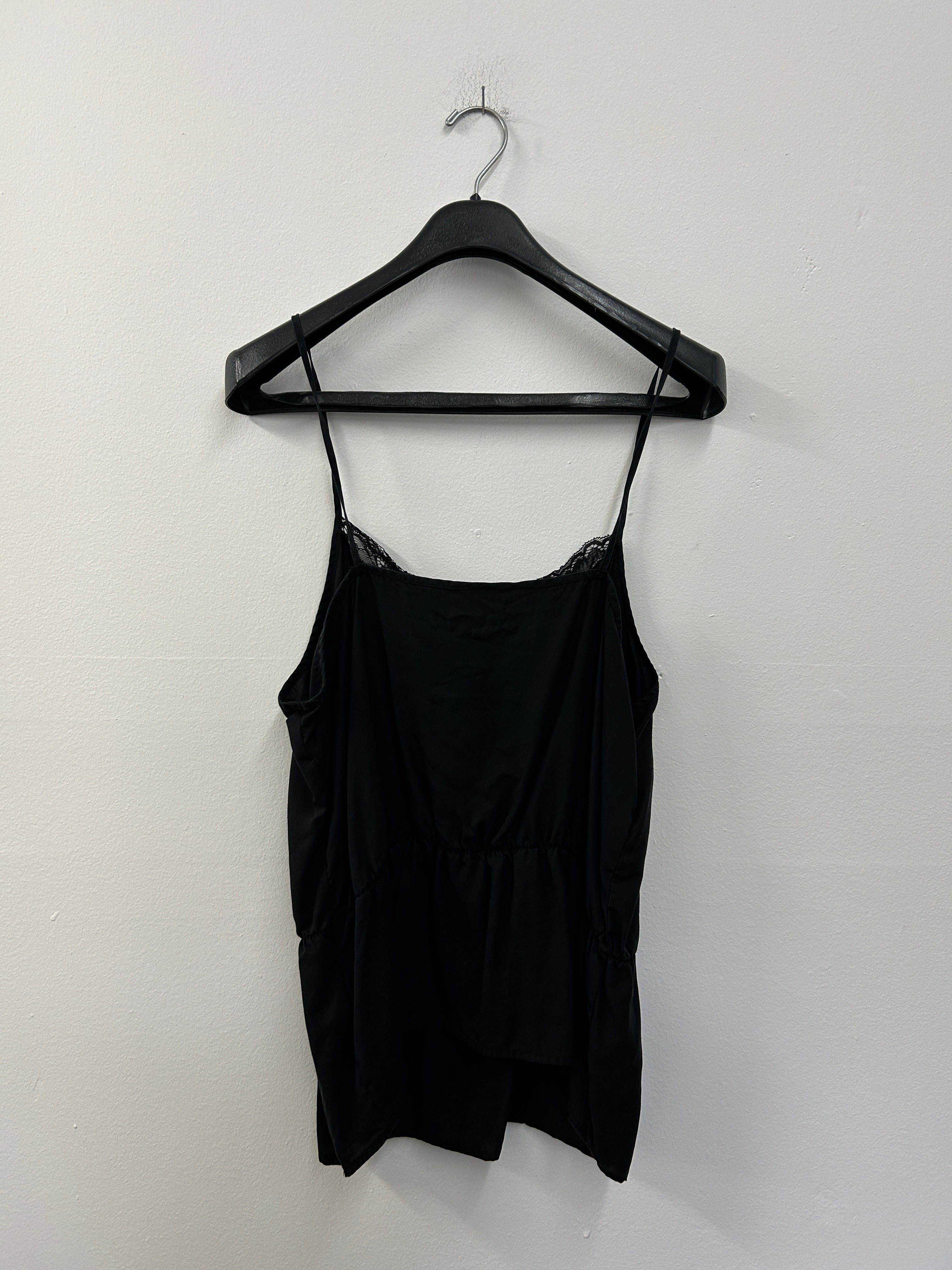 Camisole jupes motif trou au centre en V