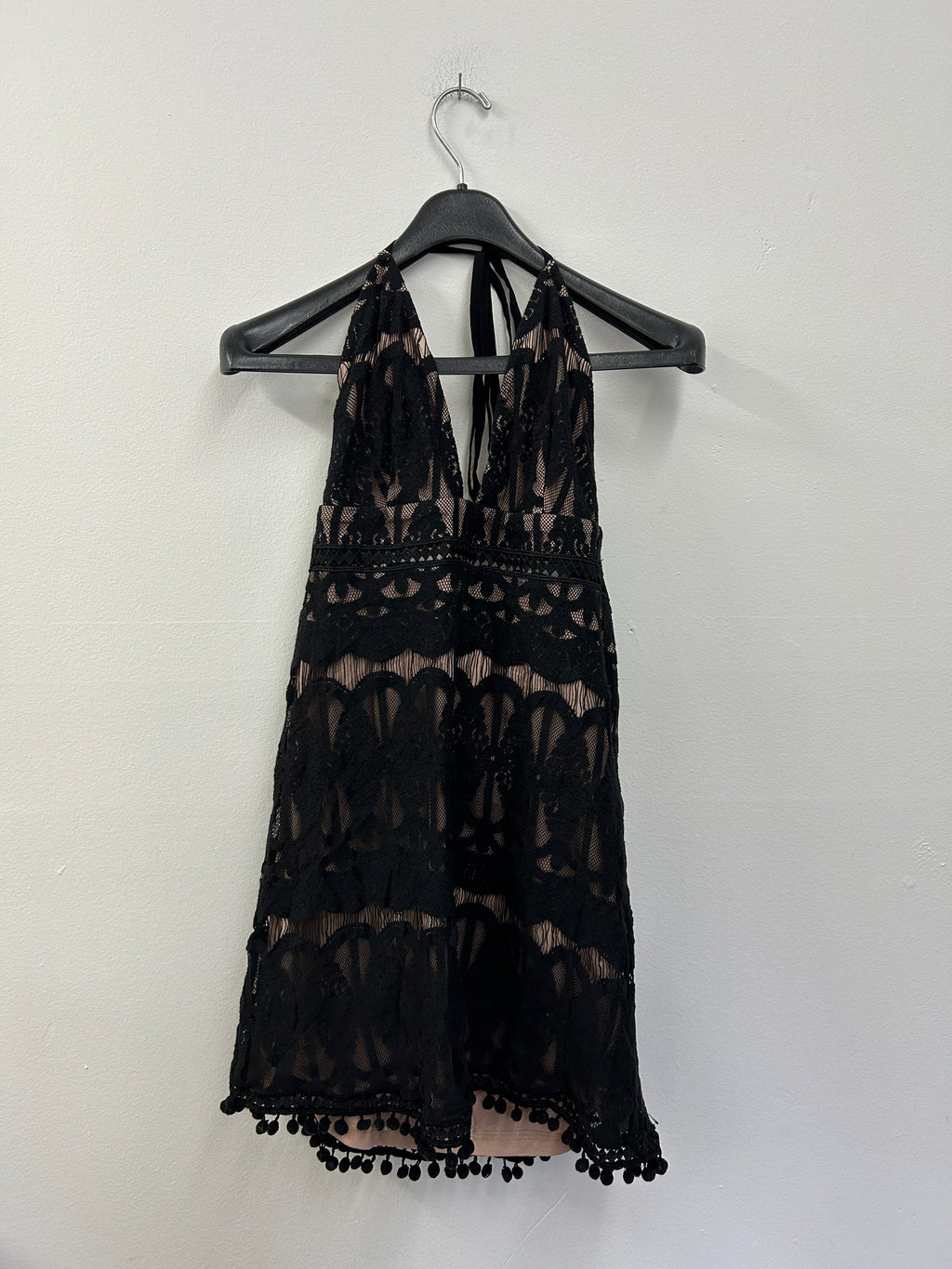 Haut noir en dentelle à dos nu