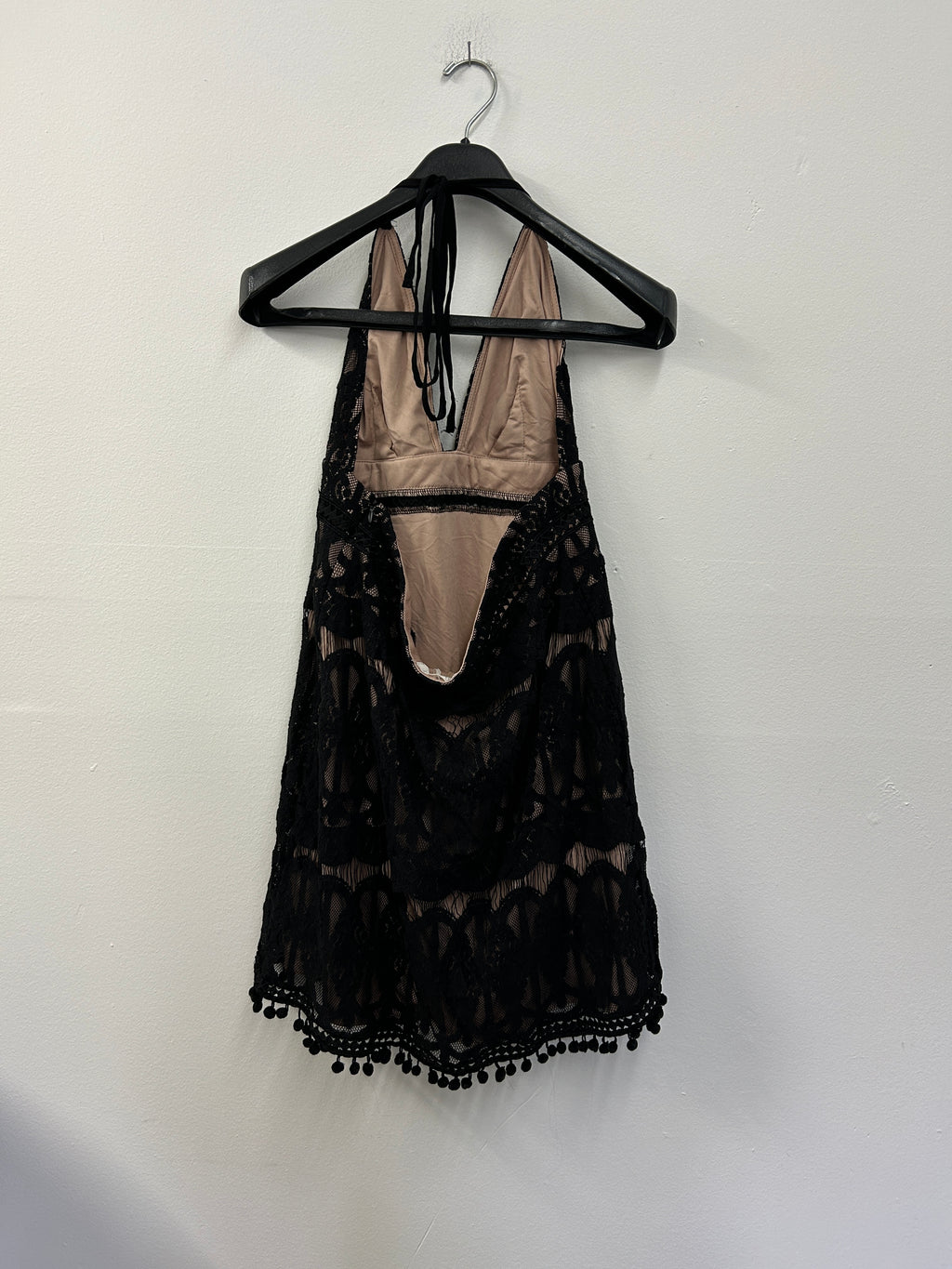 Haut noir en dentelle à dos nu