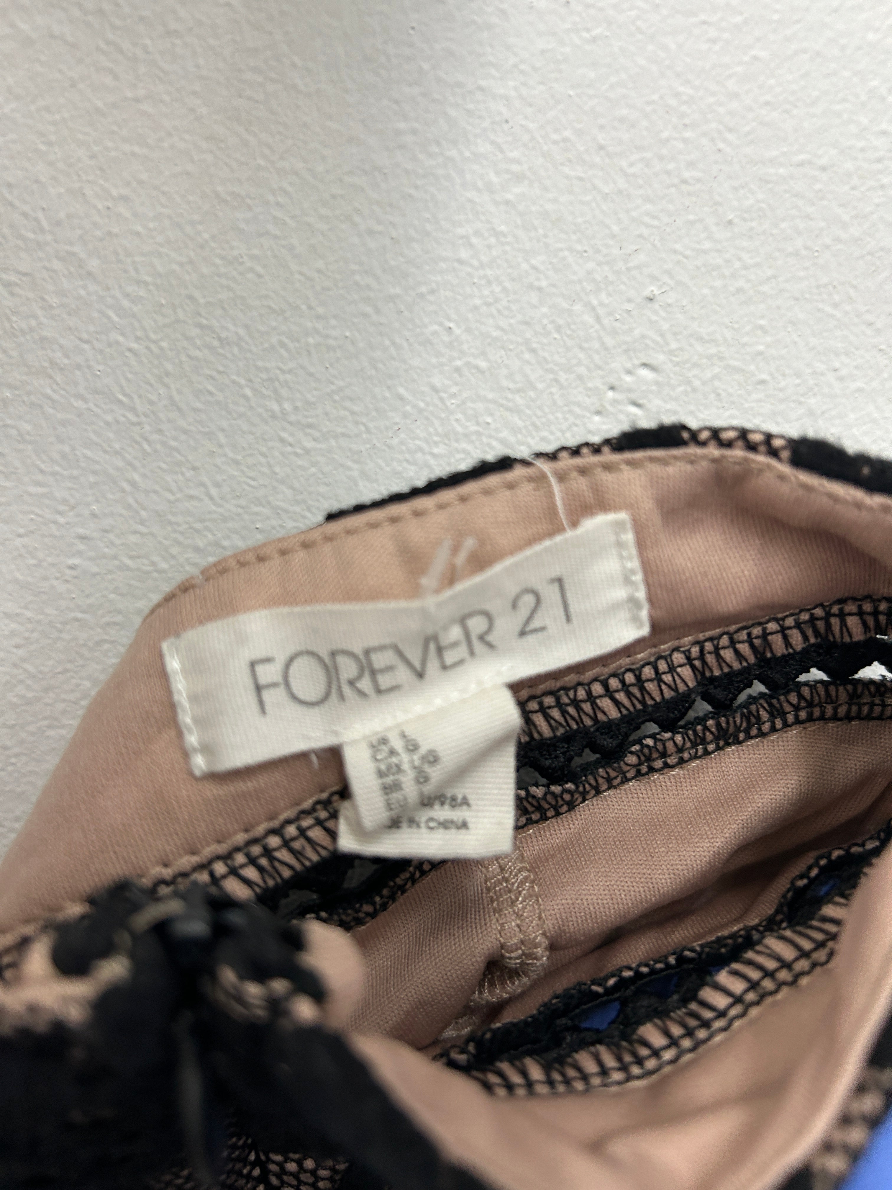 Haut noir en dentelle à dos nu