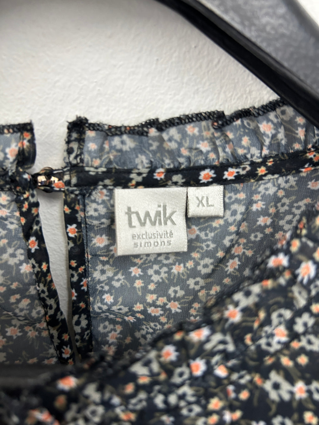 Blouse noire légère à petites fleurs – Twik