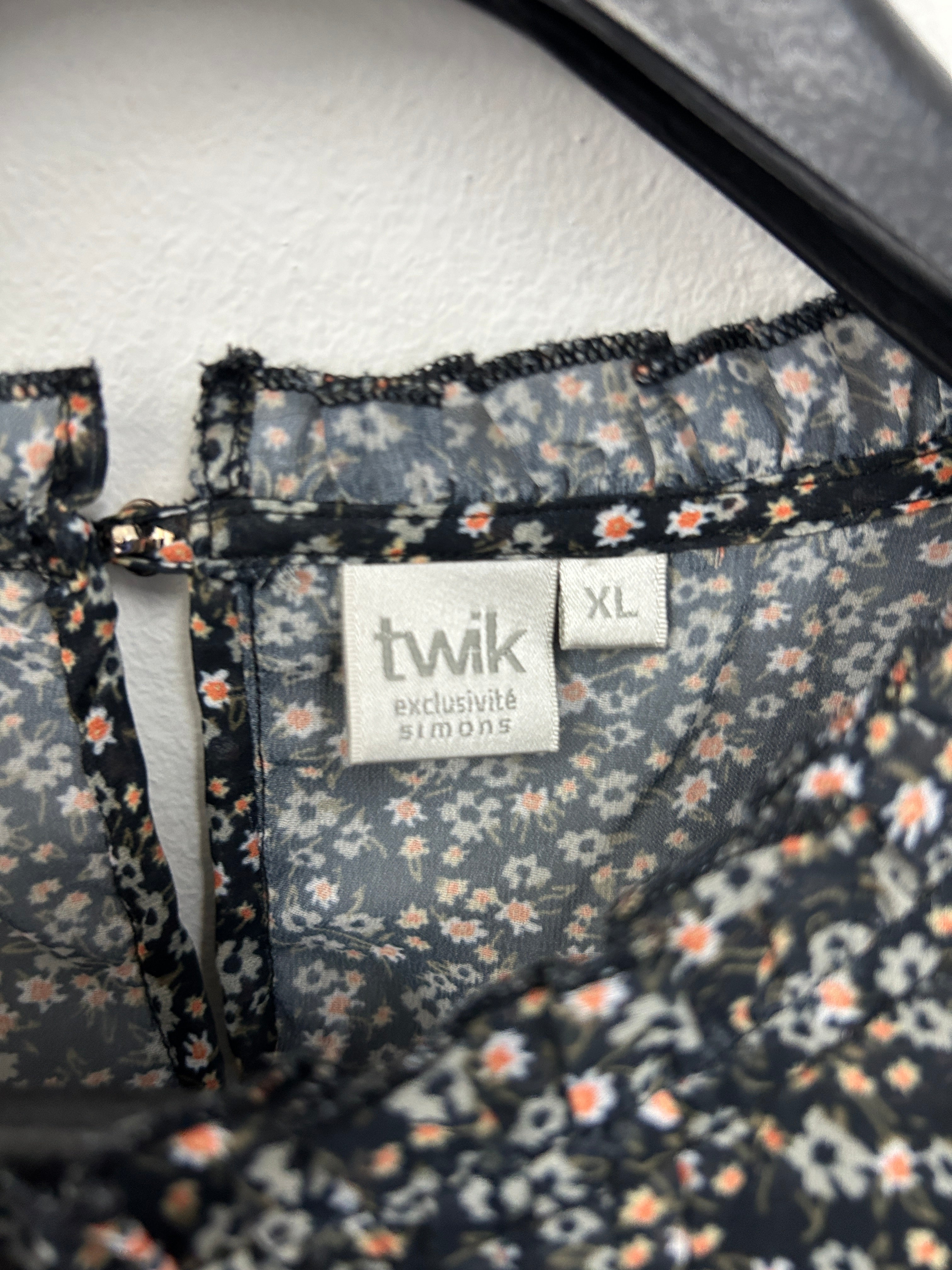 Blouse noire légère à petites fleurs – Twik