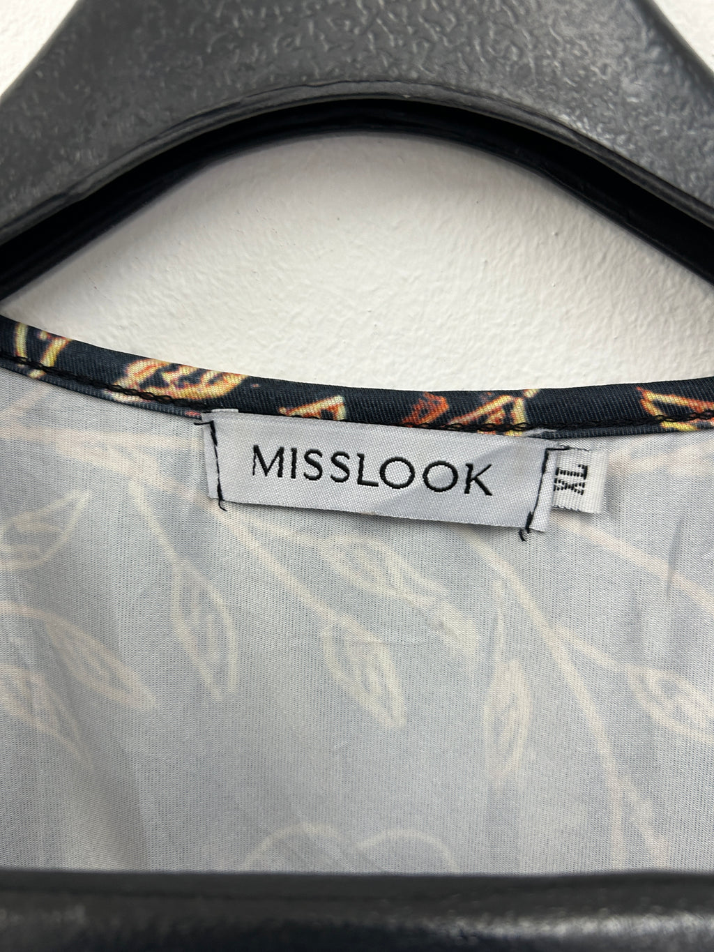 Camisole noire à motif floral doré