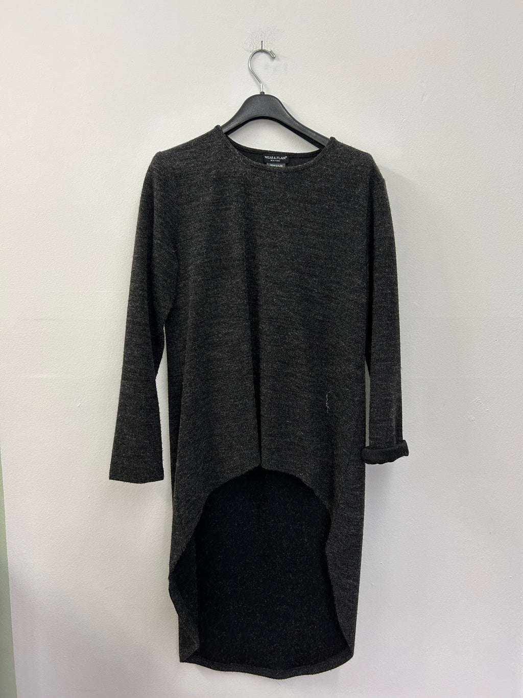 Haut long asymétrique gris foncé à manches 3/4