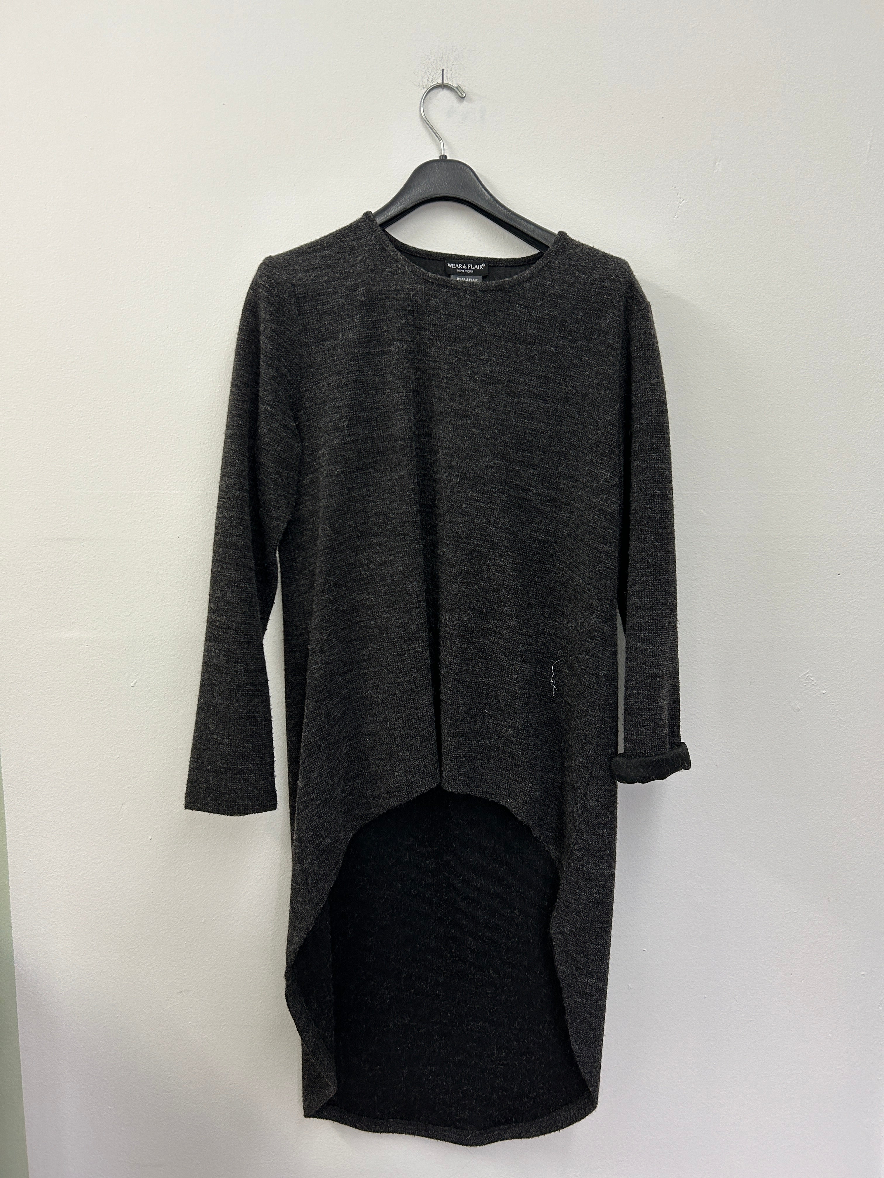 Haut long asymétrique gris foncé à manches 3/4