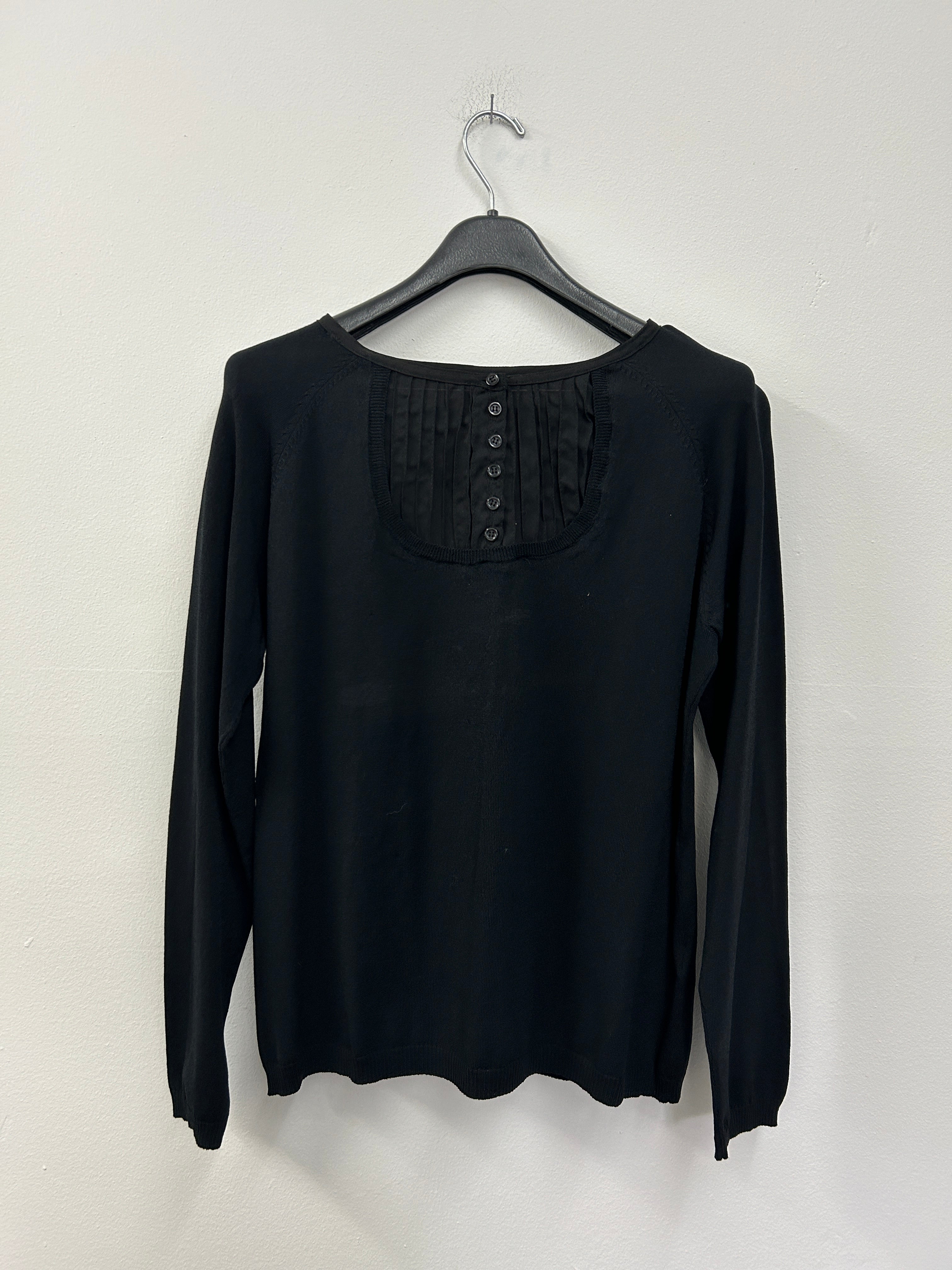 Chandail noir à col rond avec boutons décoratifs