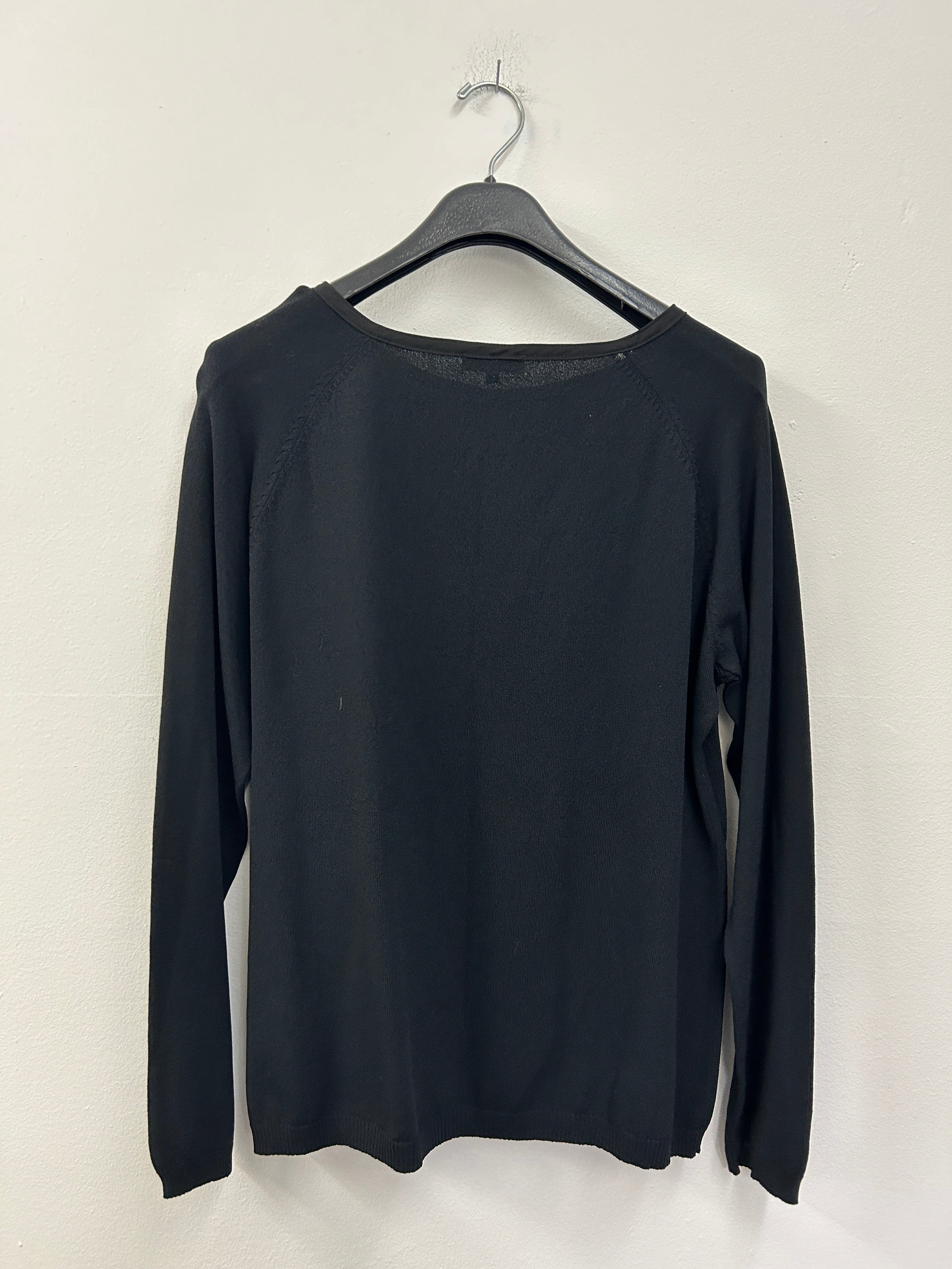 Chandail noir à col rond avec boutons décoratifs