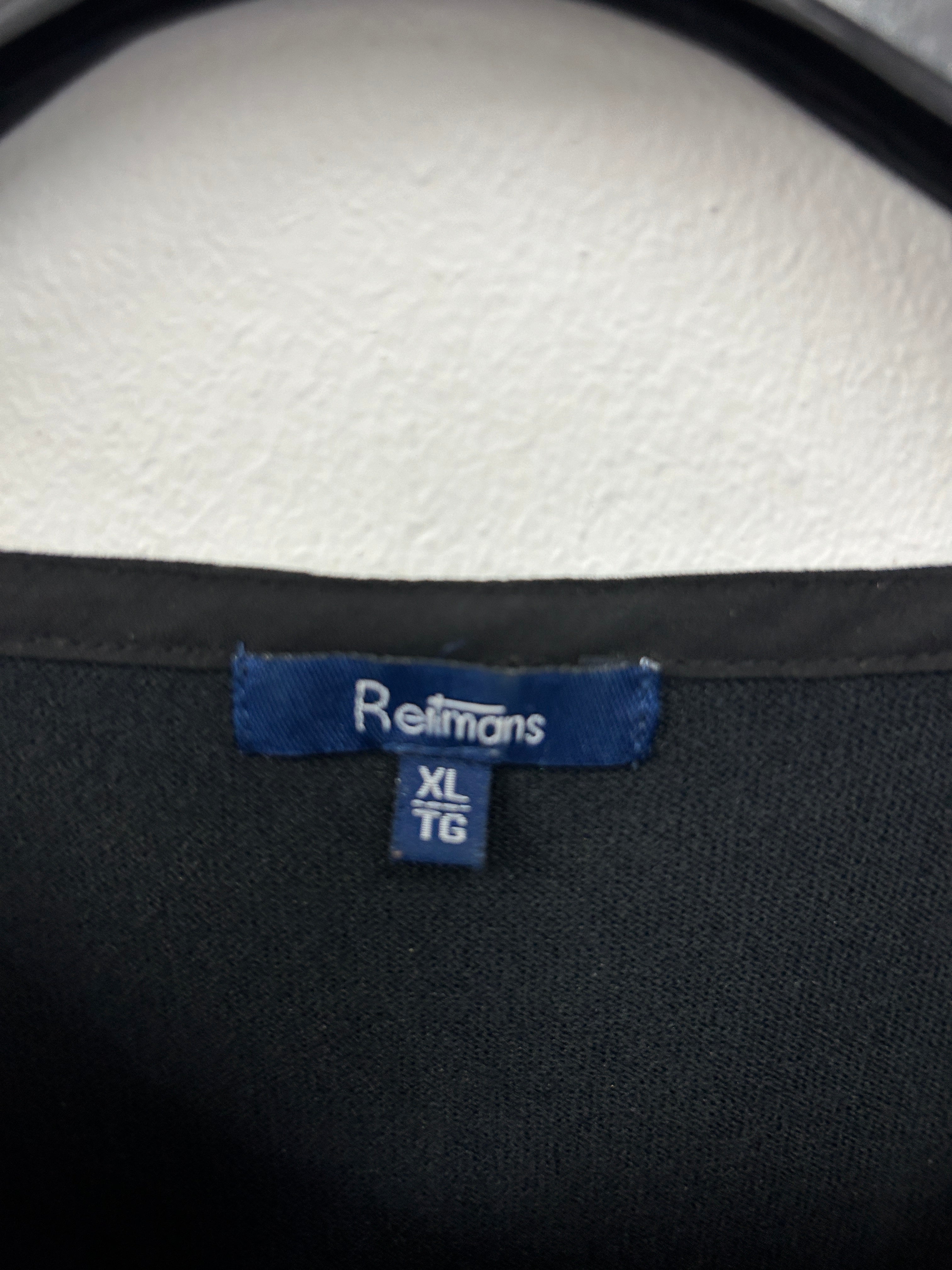 Chandail noir à col rond avec boutons décoratifs