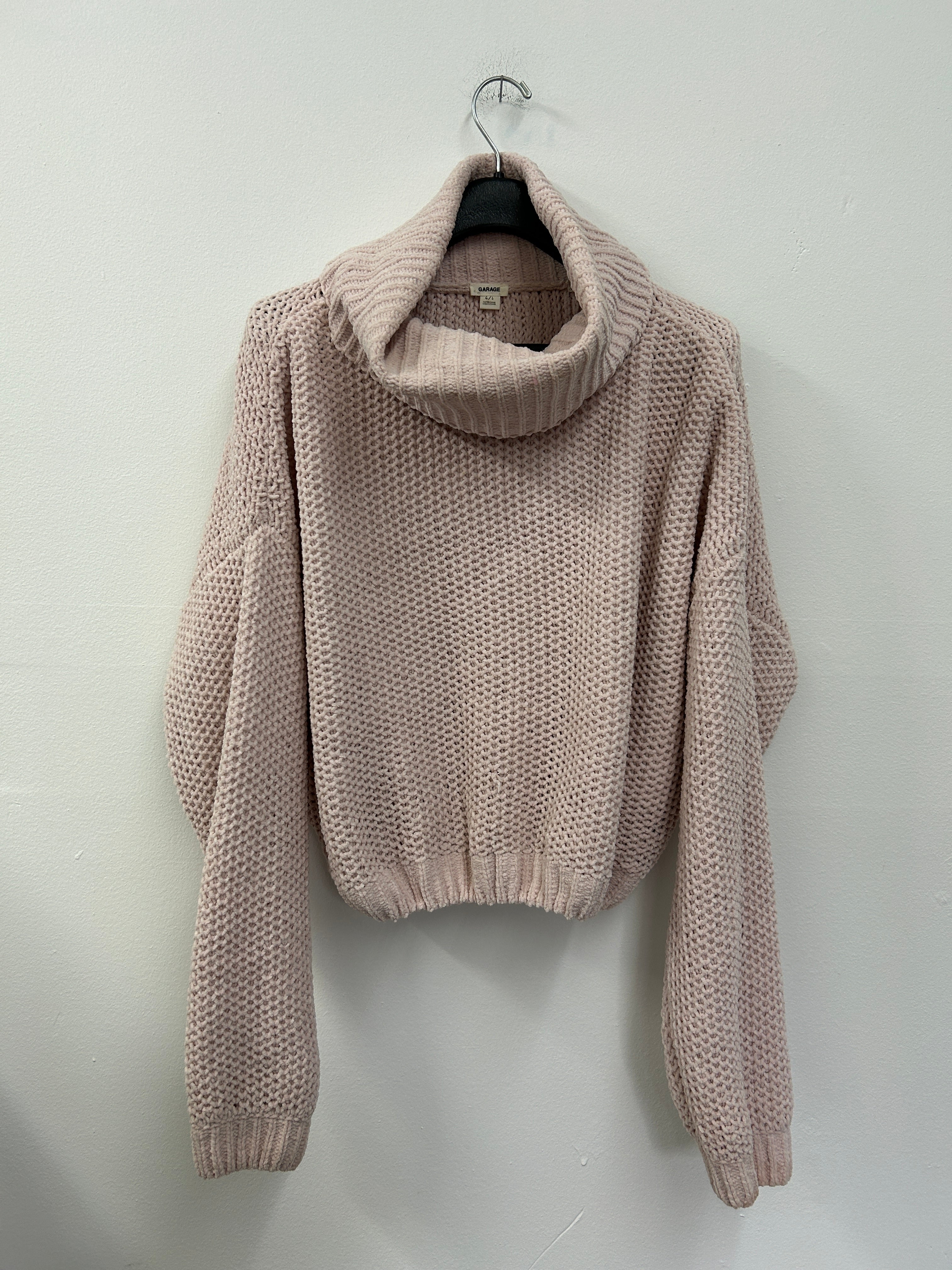 Chandail rose à col roulé oversize en tricot épais