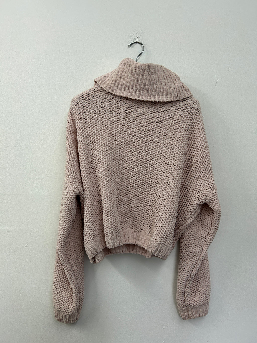 Chandail rose à col roulé oversize en tricot épais