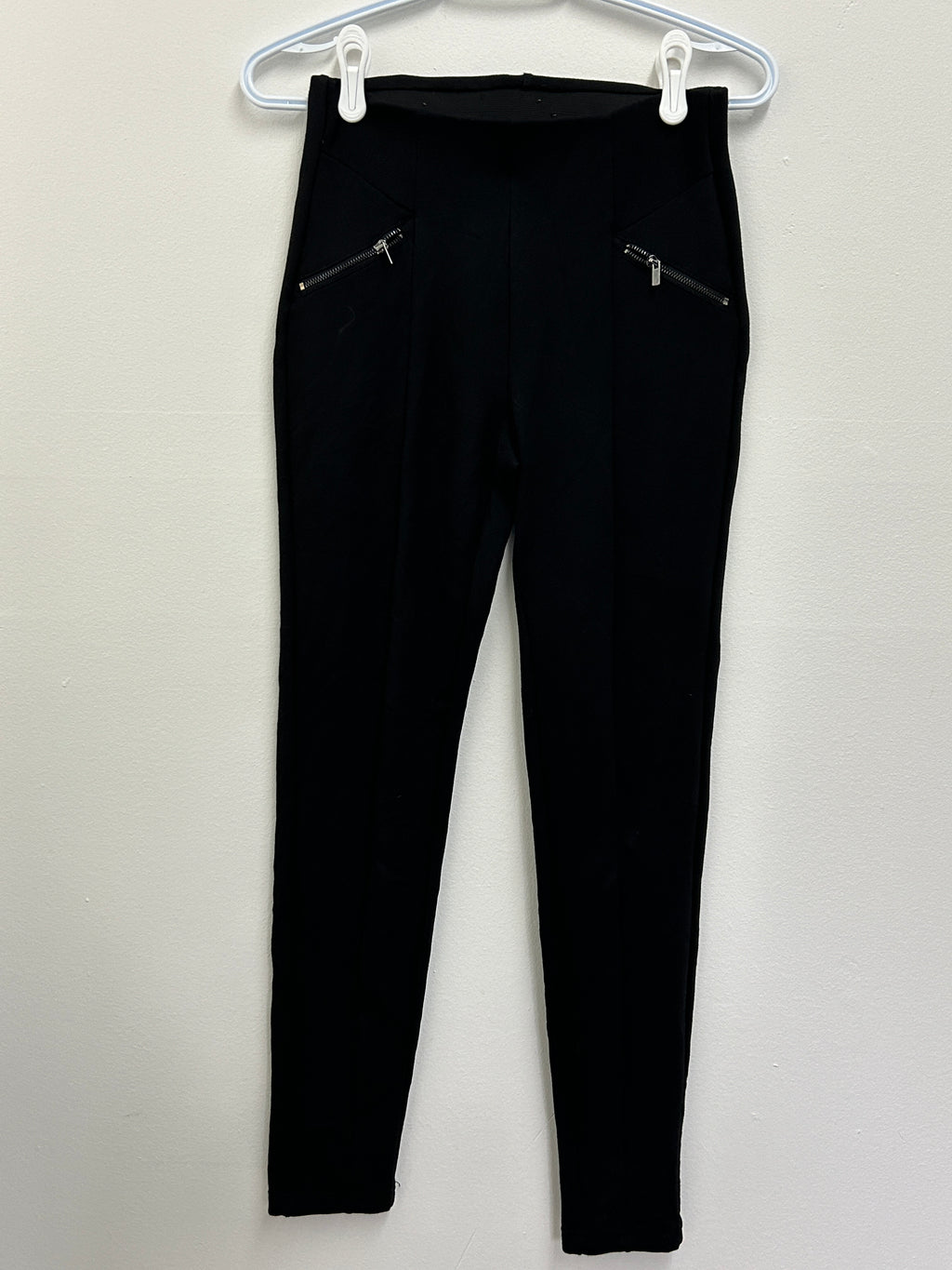 Pantalon noir ajusté à taille élastique et poches zippées