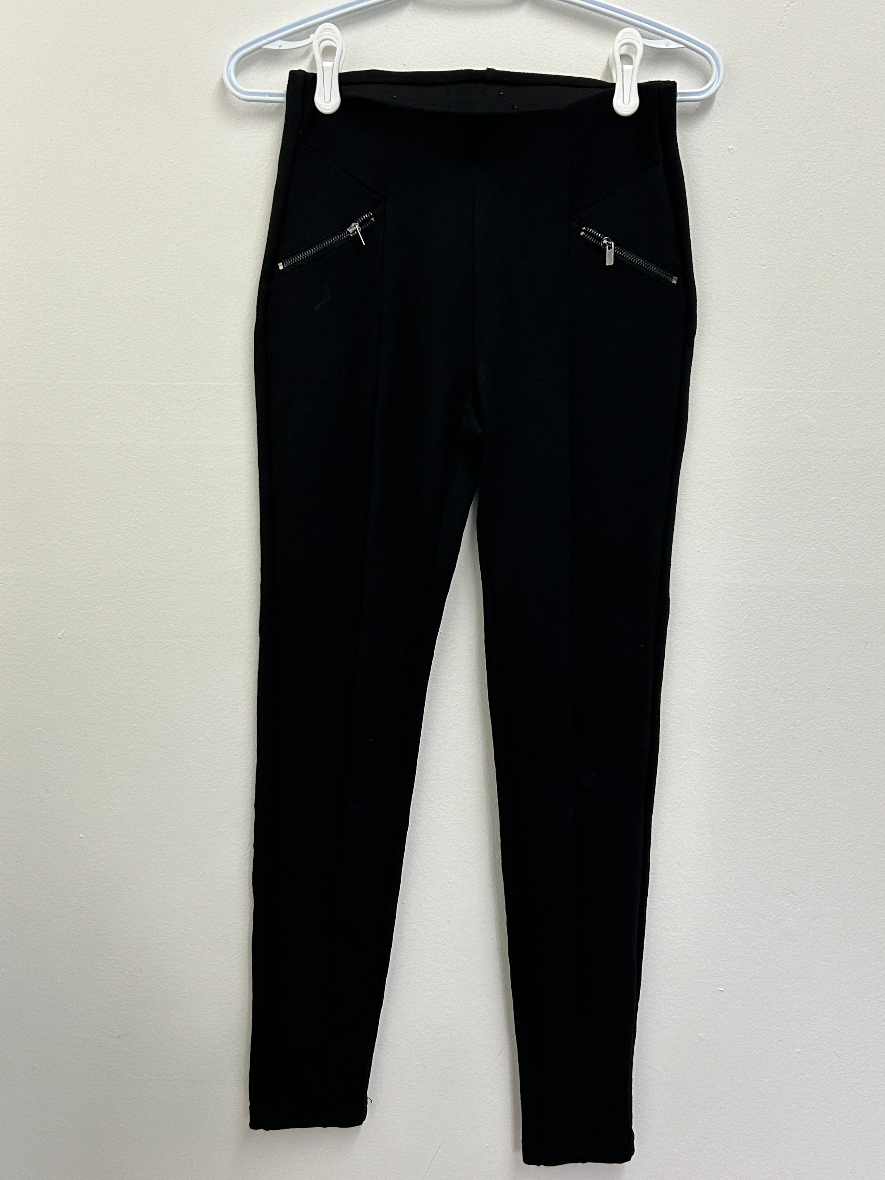 Pantalon noir ajusté à taille élastique et poches zippées