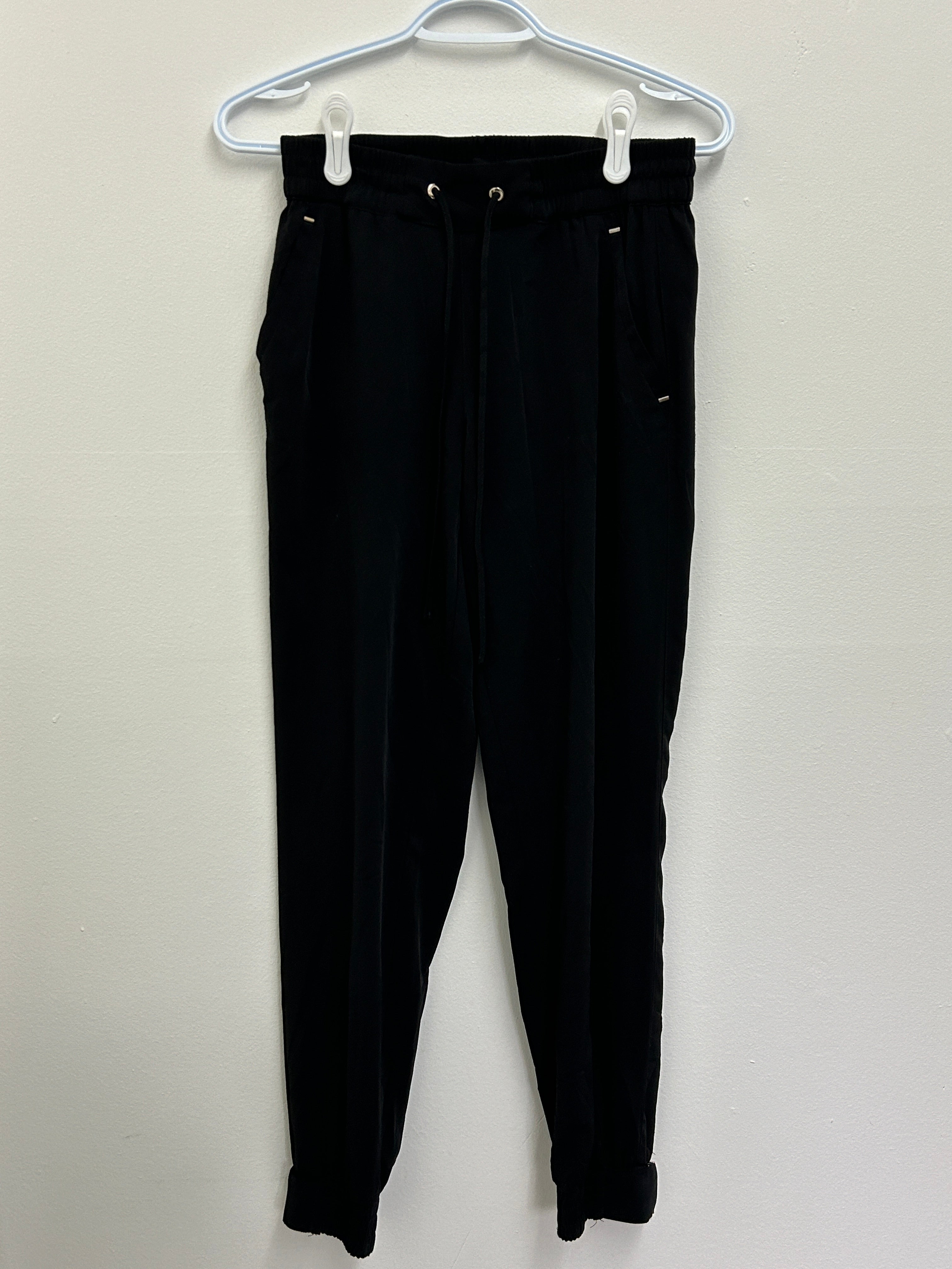 Pantalon noir ajusté à taille élastique et poches zippées